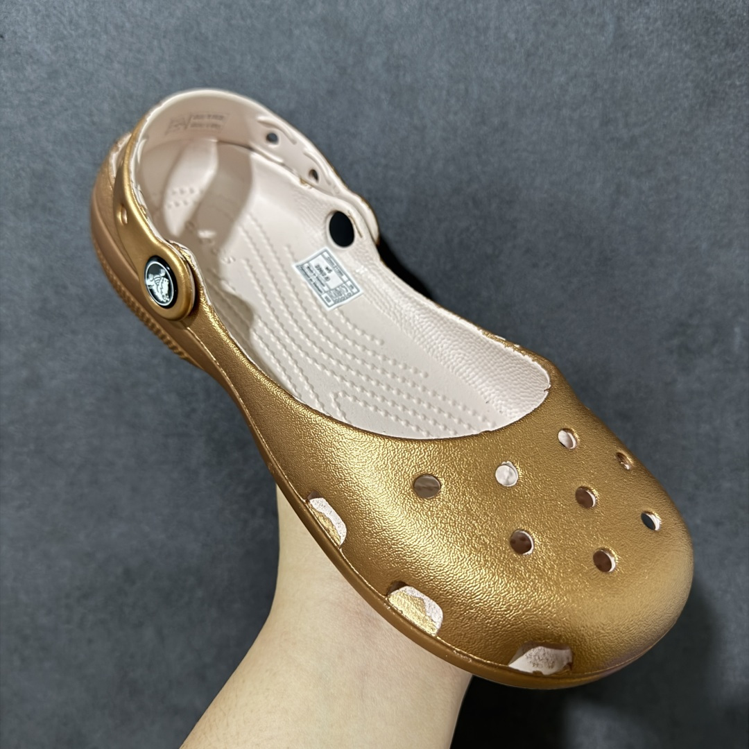 图片[3]-【纯原H版】Crocs 卡骆驰 芭蕾舞系列 低帮 舒适百搭经典透气凉鞋拖鞋平底鞋洞洞鞋 时尚撞色设计，充满活力的全新系列，同时拥有复古条纹与经典Logo标志；可调节后跟带，前面变成惬意舒适的凉拖，后面行走跑跳更加稳妥；秉承核心的塑模鞋履工艺，推出了适宜四季的丰富休闲鞋品，所有Crocs鞋款均采用Croslitehb材料制造，这项技术令每一双鞋都具有柔软、舒适、轻便、无痕的出色品质，而这也是每个Crocs拥有者所了解和钟爱的。 货号：214282-040 尺码：35-40 M3-M7 M3=35-36 M4=36-37 M5=37-38 M6=38-39 M7=39-40-选品中心