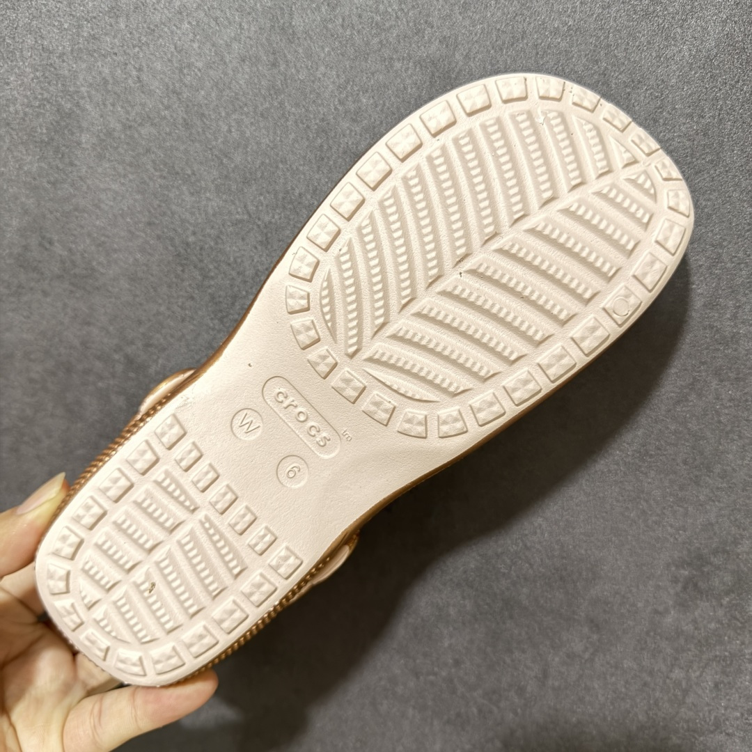 图片[9]-【纯原H版】Crocs 卡骆驰 芭蕾舞系列 低帮 舒适百搭经典透气凉鞋拖鞋平底鞋洞洞鞋 时尚撞色设计，充满活力的全新系列，同时拥有复古条纹与经典Logo标志；可调节后跟带，前面变成惬意舒适的凉拖，后面行走跑跳更加稳妥；秉承核心的塑模鞋履工艺，推出了适宜四季的丰富休闲鞋品，所有Crocs鞋款均采用Croslitehb材料制造，这项技术令每一双鞋都具有柔软、舒适、轻便、无痕的出色品质，而这也是每个Crocs拥有者所了解和钟爱的。 货号：214282-040 尺码：35-40 M3-M7 M3=35-36 M4=36-37 M5=37-38 M6=38-39 M7=39-40-选品中心