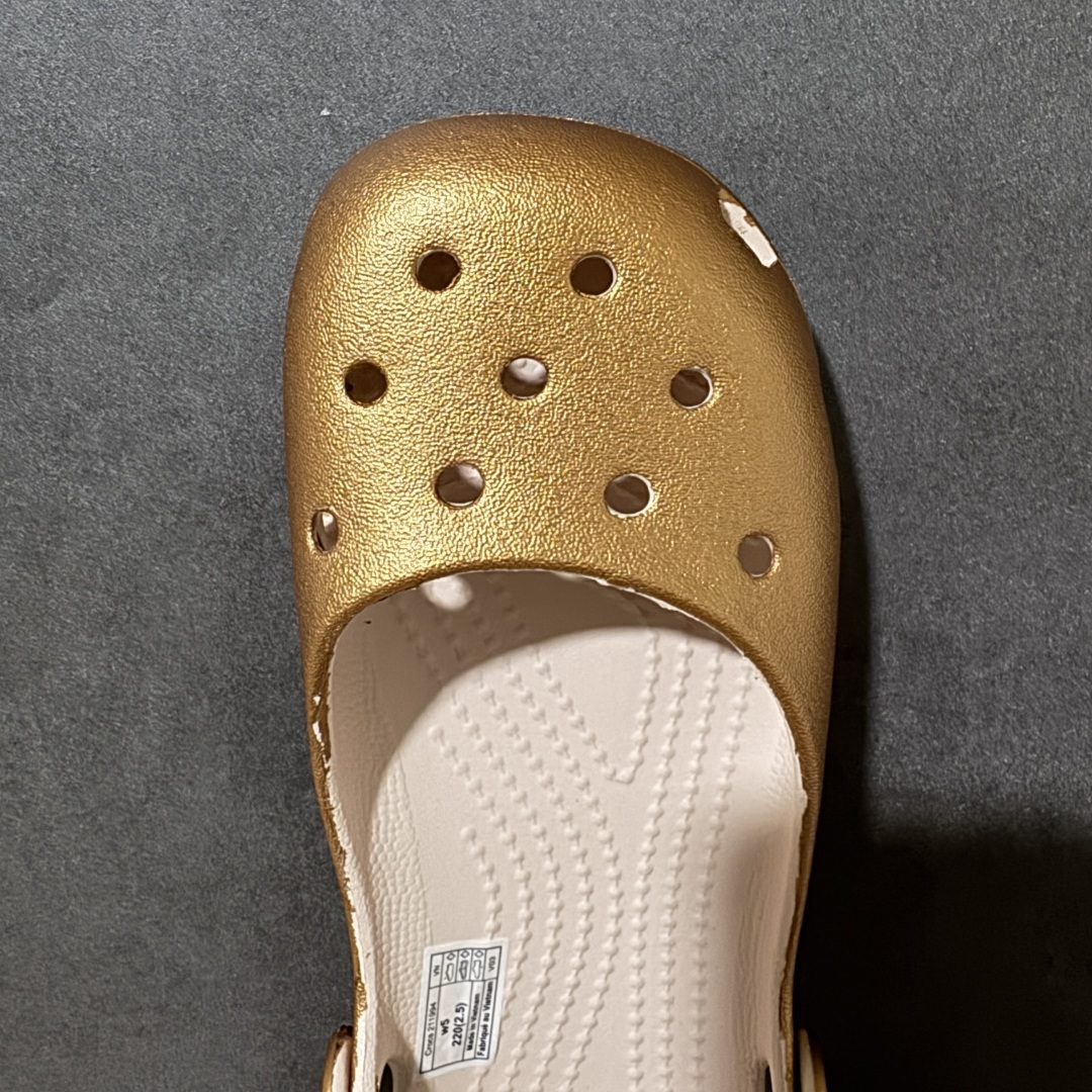 图片[5]-【纯原H版】Crocs 卡骆驰 芭蕾舞系列 低帮 舒适百搭经典透气凉鞋拖鞋平底鞋洞洞鞋 时尚撞色设计，充满活力的全新系列，同时拥有复古条纹与经典Logo标志；可调节后跟带，前面变成惬意舒适的凉拖，后面行走跑跳更加稳妥；秉承核心的塑模鞋履工艺，推出了适宜四季的丰富休闲鞋品，所有Crocs鞋款均采用Croslitehb材料制造，这项技术令每一双鞋都具有柔软、舒适、轻便、无痕的出色品质，而这也是每个Crocs拥有者所了解和钟爱的。 货号：214282-040 尺码：35-40 M3-M7 M3=35-36 M4=36-37 M5=37-38 M6=38-39 M7=39-40-选品中心
