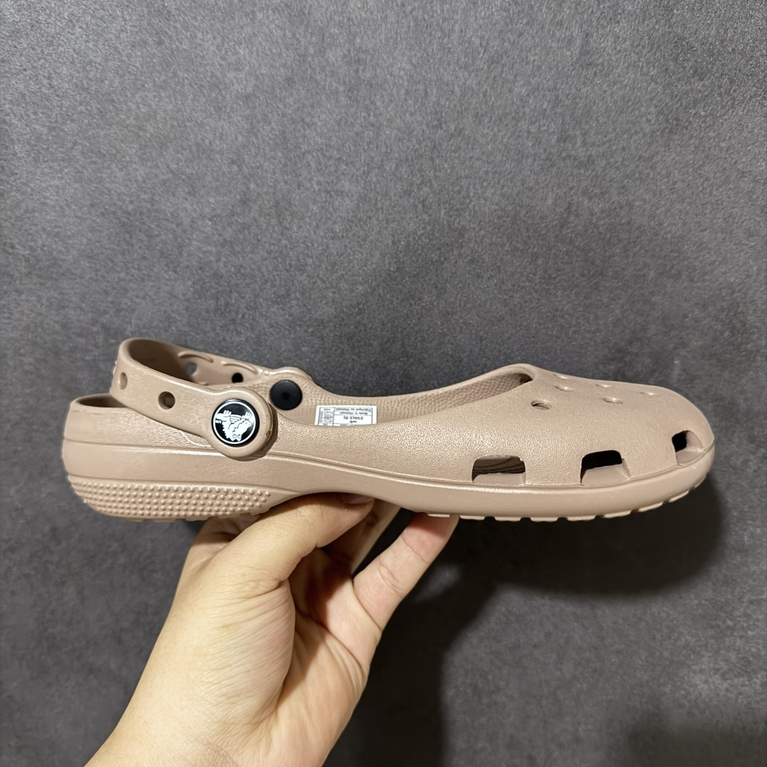 【纯原H版】Crocs 卡骆驰 芭蕾舞系列 低帮 舒适百搭经典透气凉鞋拖鞋平底鞋洞洞鞋 时尚撞色设计,充满活力的全新系列,同时拥有复古条纹与经典Logo标志;可调节后跟带,前面变成惬意舒适的凉拖,后面行走跑跳更加稳妥;秉承核心的塑模鞋履工艺,推出了适宜四季的丰富休闲鞋品,所有Crocs鞋款均采用Croslitehb材料制造,这项技术令每一双鞋都具有柔软、舒适、轻便、无痕的出色品质,而这也是每个Crocs拥有者所了解和钟爱的。 货号:214282-040 尺码:35-40 M3-M7 M3=35-36 M4=36-37 M5=37-38 M6=38-39 M7=39-40-选品中心