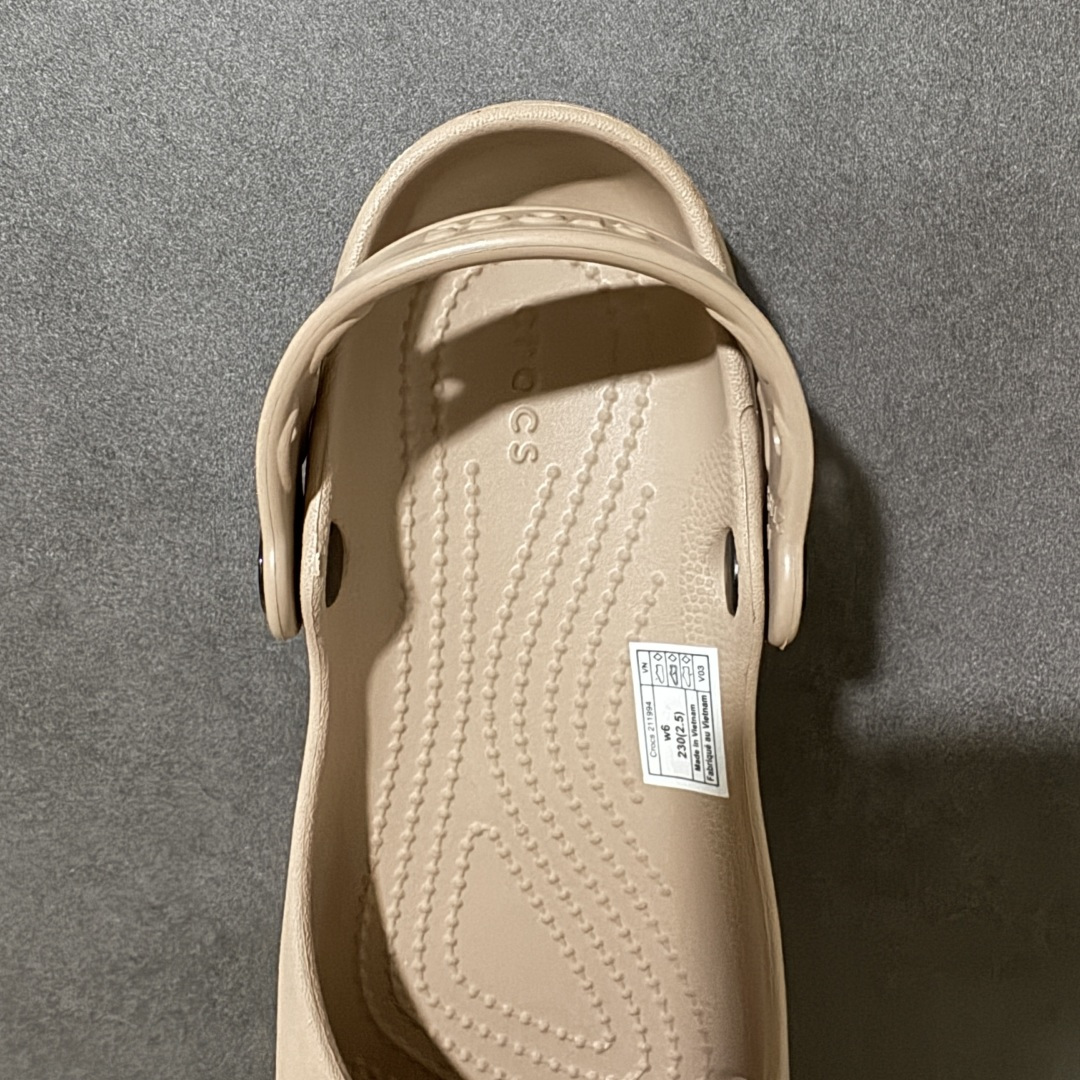 图片[6]-【纯原H版】Crocs 卡骆驰 芭蕾舞系列 低帮 舒适百搭经典透气凉鞋拖鞋平底鞋洞洞鞋 时尚撞色设计，充满活力的全新系列，同时拥有复古条纹与经典Logo标志；可调节后跟带，前面变成惬意舒适的凉拖，后面行走跑跳更加稳妥；秉承核心的塑模鞋履工艺，推出了适宜四季的丰富休闲鞋品，所有Crocs鞋款均采用Croslitehb材料制造，这项技术令每一双鞋都具有柔软、舒适、轻便、无痕的出色品质，而这也是每个Crocs拥有者所了解和钟爱的。 货号：214282-040 尺码：35-40 M3-M7 M3=35-36 M4=36-37 M5=37-38 M6=38-39 M7=39-40-选品中心