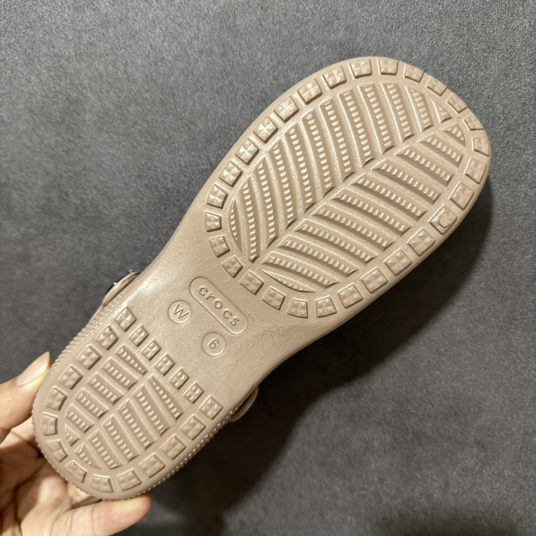 图片[9]-【纯原H版】Crocs 卡骆驰 芭蕾舞系列 低帮 舒适百搭经典透气凉鞋拖鞋平底鞋洞洞鞋 时尚撞色设计，充满活力的全新系列，同时拥有复古条纹与经典Logo标志；可调节后跟带，前面变成惬意舒适的凉拖，后面行走跑跳更加稳妥；秉承核心的塑模鞋履工艺，推出了适宜四季的丰富休闲鞋品，所有Crocs鞋款均采用Croslitehb材料制造，这项技术令每一双鞋都具有柔软、舒适、轻便、无痕的出色品质，而这也是每个Crocs拥有者所了解和钟爱的。 货号：214282-040 尺码：35-40 M3-M7 M3=35-36 M4=36-37 M5=37-38 M6=38-39 M7=39-40-选品中心