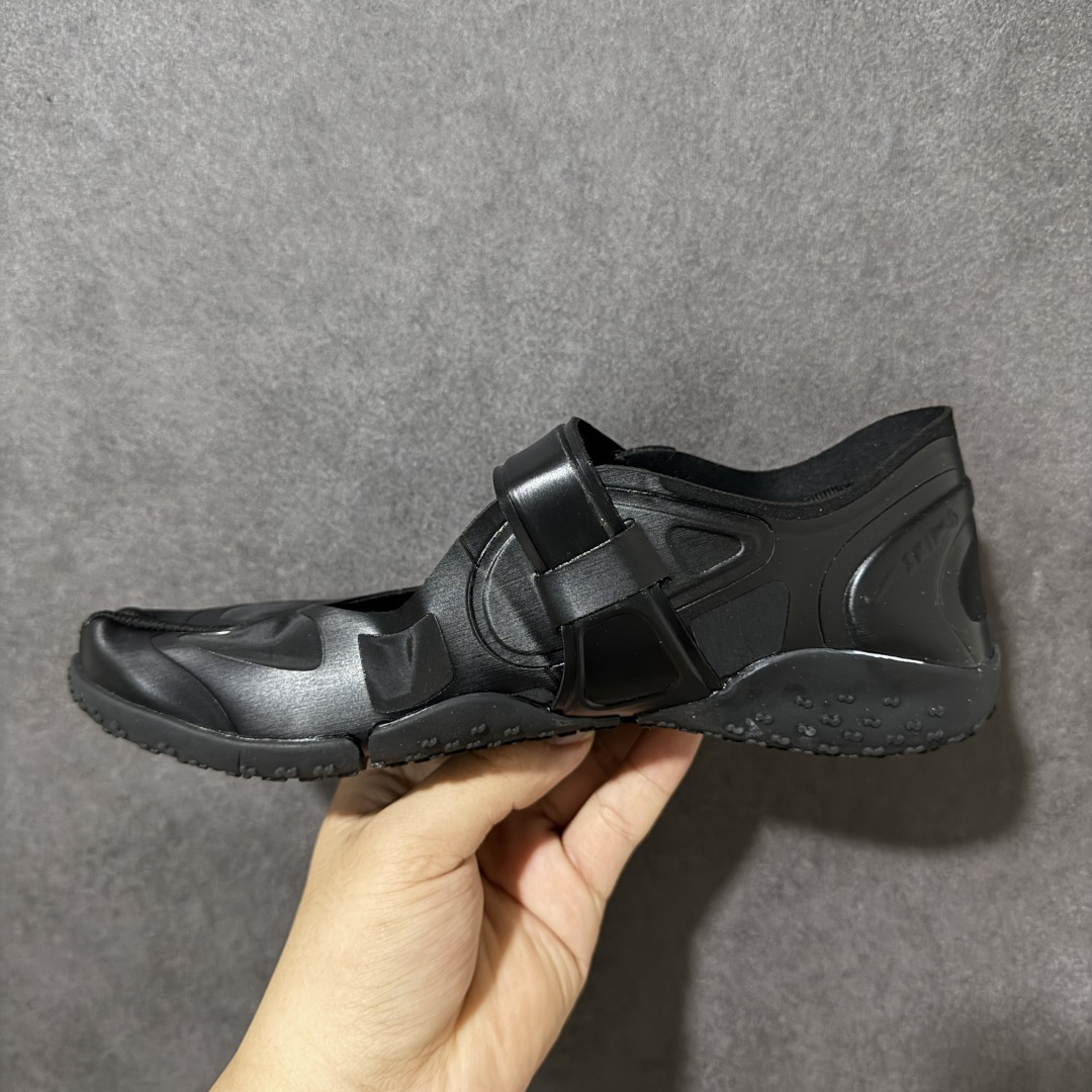 图片[2]-【公司级】Nike x SKIMS推出首双联名鞋 Nike SKIMS Mesh Rift 以Nike Air Rift为基底，也就是有昵称「忍者鞋」的一款分趾鞋，注入SKIMS的极致服贴、如第二层肌肤般的特点，改造为透气网布与麂皮拼接的轻薄鞋面，无缝无痕的圆润边角、流线线条，使脚型显得修长，格外优雅！鞋底部分也变得更薄更贴脚、贴地，满满的S Logo布满鞋底则是个可爱的小细节。 尺码：36-40-选品中心