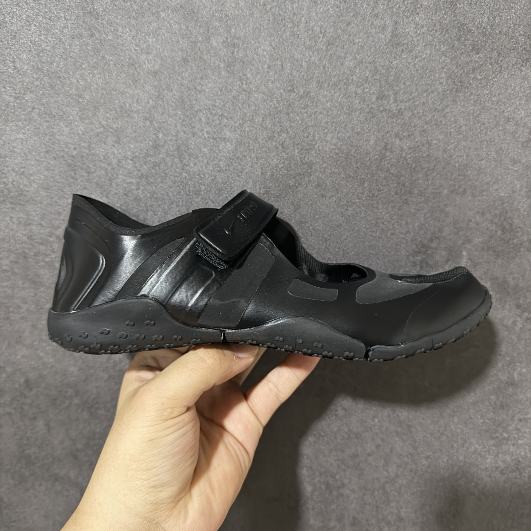 【公司级】Nike x SKIMS推出首双联名鞋 Nike SKIMS Mesh Rift 以Nike Air Rift为基底,也就是有昵称「忍者鞋」的一款分趾鞋,注入SKIMS的极致服贴、如第二层肌肤般的特点,改造为透气网布与麂皮拼接的轻薄鞋面,无缝无痕的圆润边角、流线线条,使脚型显得修长,格外优雅!鞋底部分也变得更薄更贴脚、贴地,满满的S Logo布满鞋底则是个可爱的小细节。 尺码:36-40-选品中心