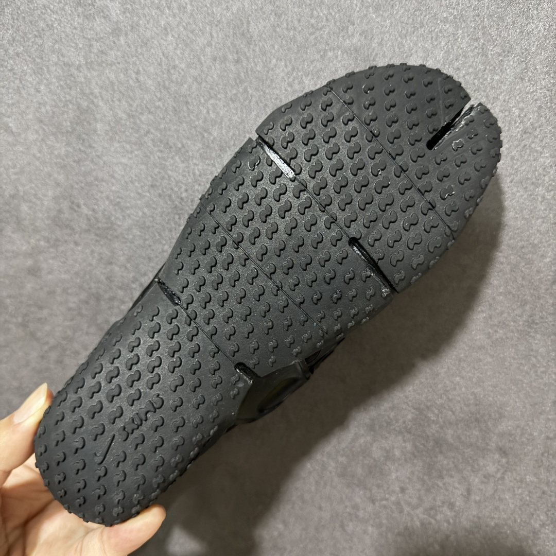图片[9]-【公司级】Nike x SKIMS推出首双联名鞋 Nike SKIMS Mesh Rift 以Nike Air Rift为基底，也就是有昵称「忍者鞋」的一款分趾鞋，注入SKIMS的极致服贴、如第二层肌肤般的特点，改造为透气网布与麂皮拼接的轻薄鞋面，无缝无痕的圆润边角、流线线条，使脚型显得修长，格外优雅！鞋底部分也变得更薄更贴脚、贴地，满满的S Logo布满鞋底则是个可爱的小细节。 尺码：36-40-选品中心