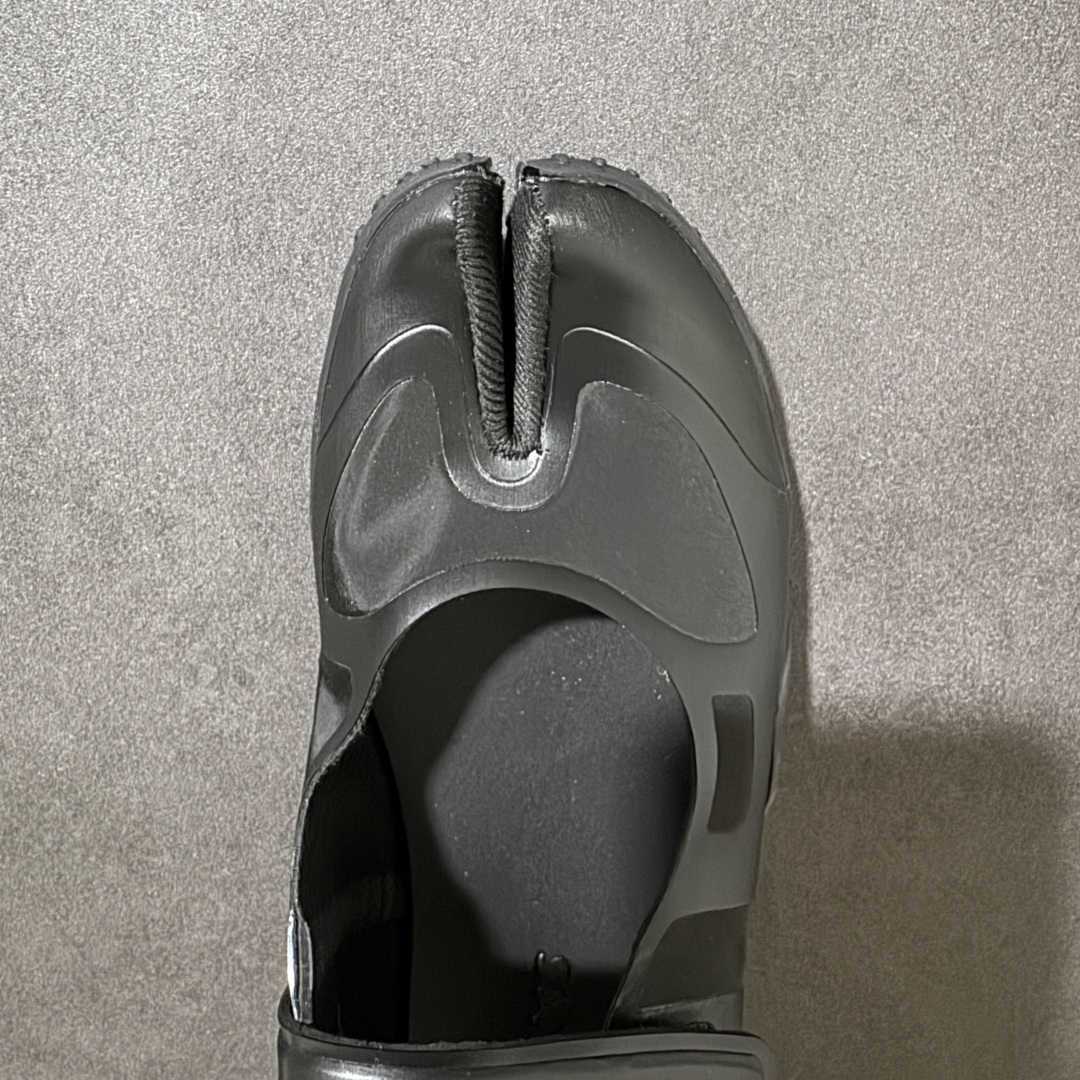 图片[5]-【公司级】Nike x SKIMS推出首双联名鞋 Nike SKIMS Mesh Rift 以Nike Air Rift为基底，也就是有昵称「忍者鞋」的一款分趾鞋，注入SKIMS的极致服贴、如第二层肌肤般的特点，改造为透气网布与麂皮拼接的轻薄鞋面，无缝无痕的圆润边角、流线线条，使脚型显得修长，格外优雅！鞋底部分也变得更薄更贴脚、贴地，满满的S Logo布满鞋底则是个可爱的小细节。 尺码：36-40-选品中心