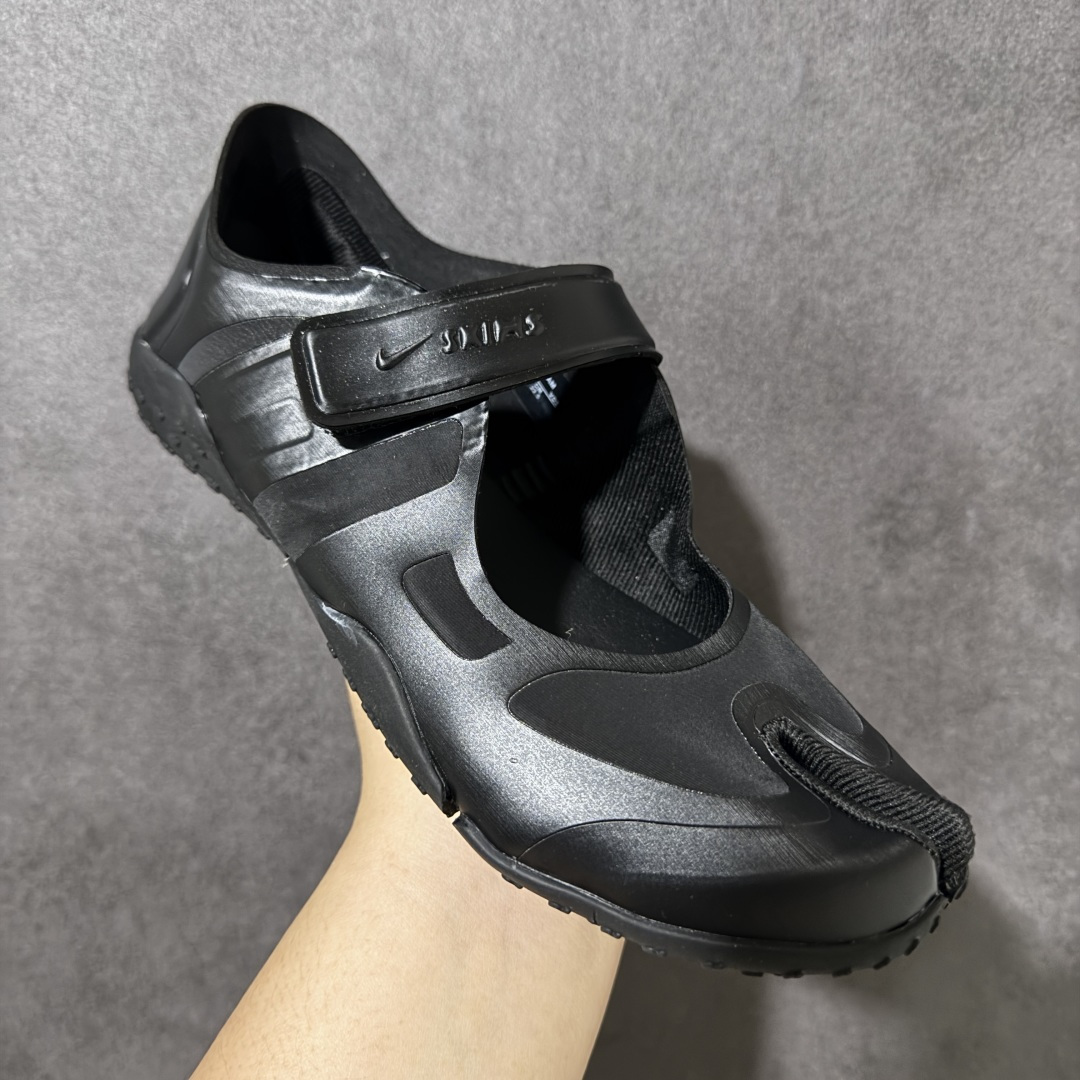 图片[3]-【公司级】Nike x SKIMS推出首双联名鞋 Nike SKIMS Mesh Rift 以Nike Air Rift为基底，也就是有昵称「忍者鞋」的一款分趾鞋，注入SKIMS的极致服贴、如第二层肌肤般的特点，改造为透气网布与麂皮拼接的轻薄鞋面，无缝无痕的圆润边角、流线线条，使脚型显得修长，格外优雅！鞋底部分也变得更薄更贴脚、贴地，满满的S Logo布满鞋底则是个可爱的小细节。 尺码：36-40-选品中心