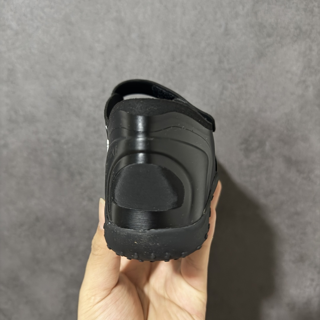 图片[4]-【公司级】Nike x SKIMS推出首双联名鞋 Nike SKIMS Mesh Rift 以Nike Air Rift为基底，也就是有昵称「忍者鞋」的一款分趾鞋，注入SKIMS的极致服贴、如第二层肌肤般的特点，改造为透气网布与麂皮拼接的轻薄鞋面，无缝无痕的圆润边角、流线线条，使脚型显得修长，格外优雅！鞋底部分也变得更薄更贴脚、贴地，满满的S Logo布满鞋底则是个可爱的小细节。 尺码：36-40-选品中心