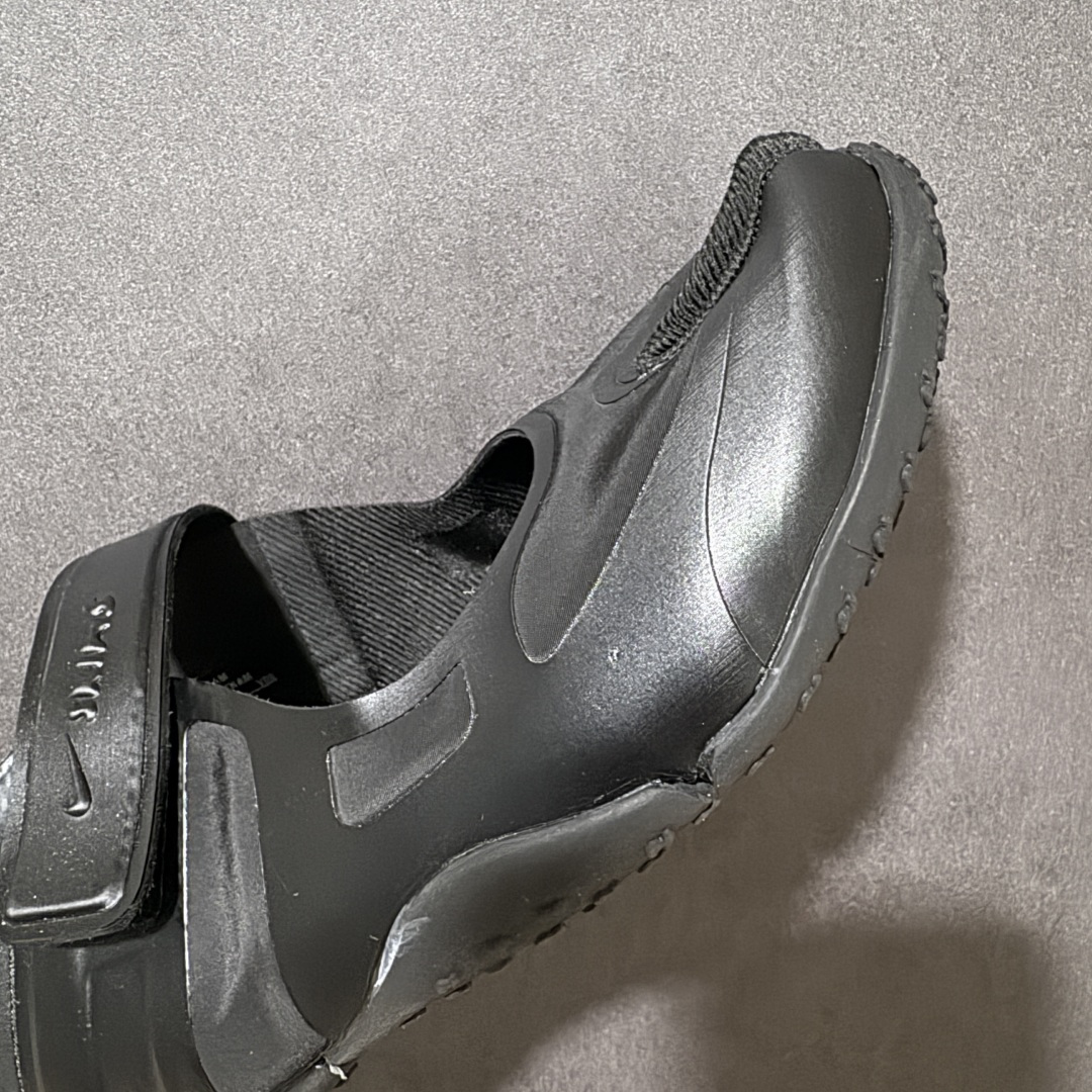 图片[8]-【公司级】Nike x SKIMS推出首双联名鞋 Nike SKIMS Mesh Rift 以Nike Air Rift为基底，也就是有昵称「忍者鞋」的一款分趾鞋，注入SKIMS的极致服贴、如第二层肌肤般的特点，改造为透气网布与麂皮拼接的轻薄鞋面，无缝无痕的圆润边角、流线线条，使脚型显得修长，格外优雅！鞋底部分也变得更薄更贴脚、贴地，满满的S Logo布满鞋底则是个可爱的小细节。 尺码：36-40-选品中心