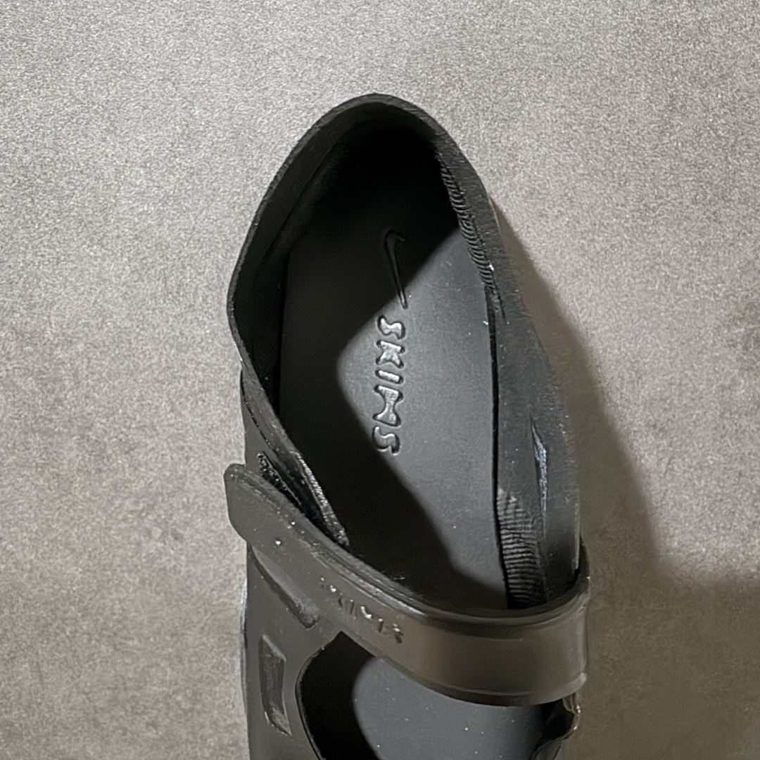 图片[6]-【公司级】Nike x SKIMS推出首双联名鞋 Nike SKIMS Mesh Rift 以Nike Air Rift为基底，也就是有昵称「忍者鞋」的一款分趾鞋，注入SKIMS的极致服贴、如第二层肌肤般的特点，改造为透气网布与麂皮拼接的轻薄鞋面，无缝无痕的圆润边角、流线线条，使脚型显得修长，格外优雅！鞋底部分也变得更薄更贴脚、贴地，满满的S Logo布满鞋底则是个可爱的小细节。 尺码：36-40-选品中心