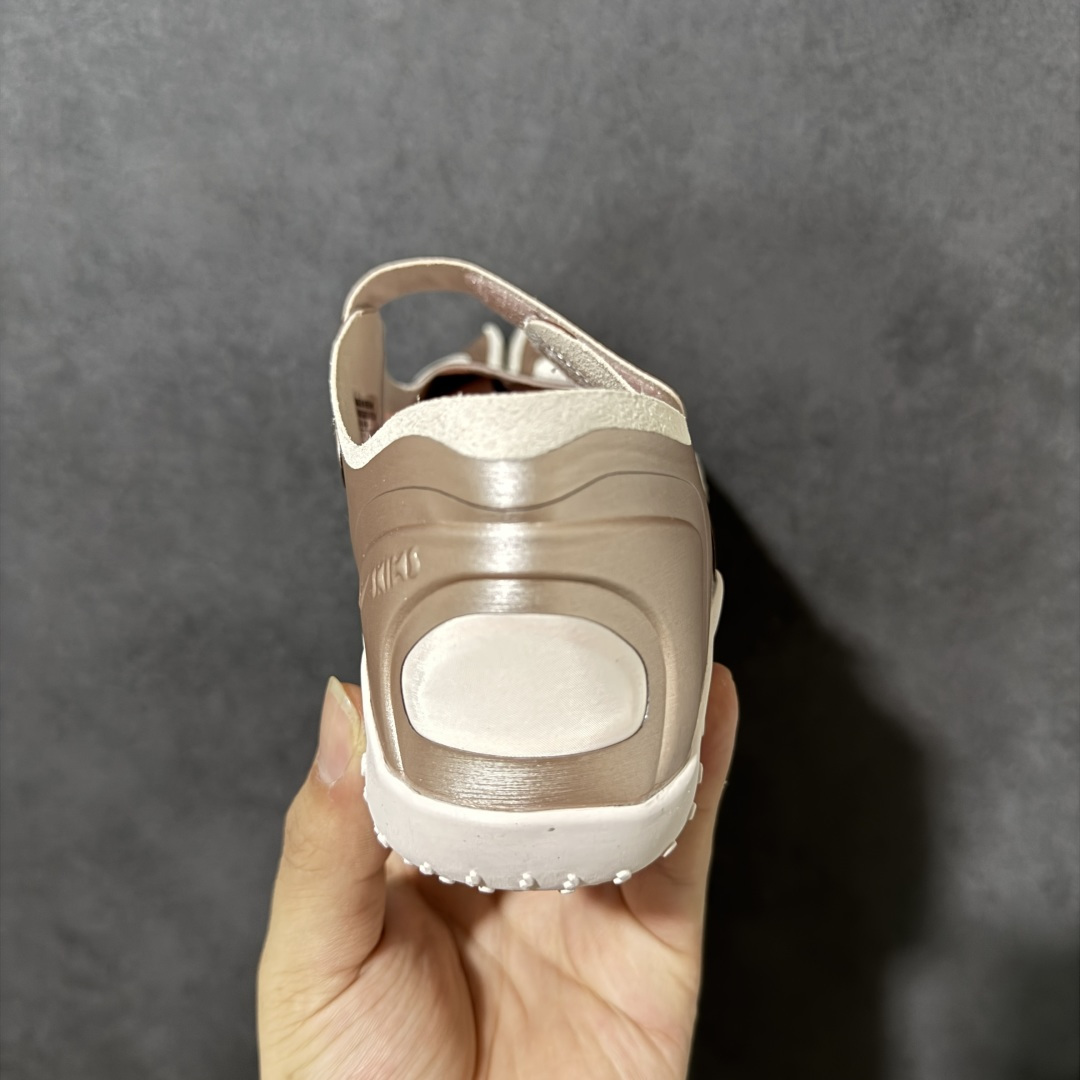 图片[4]-【公司级】Nike x SKIMS推出首双联名鞋 Nike SKIMS Mesh Rift 以Nike Air Rift为基底，也就是有昵称「忍者鞋」的一款分趾鞋，注入SKIMS的极致服贴、如第二层肌肤般的特点，改造为透气网布与麂皮拼接的轻薄鞋面，无缝无痕的圆润边角、流线线条，使脚型显得修长，格外优雅！鞋底部分也变得更薄更贴脚、贴地，满满的S Logo布满鞋底则是个可爱的小细节。 尺码：36-40-选品中心