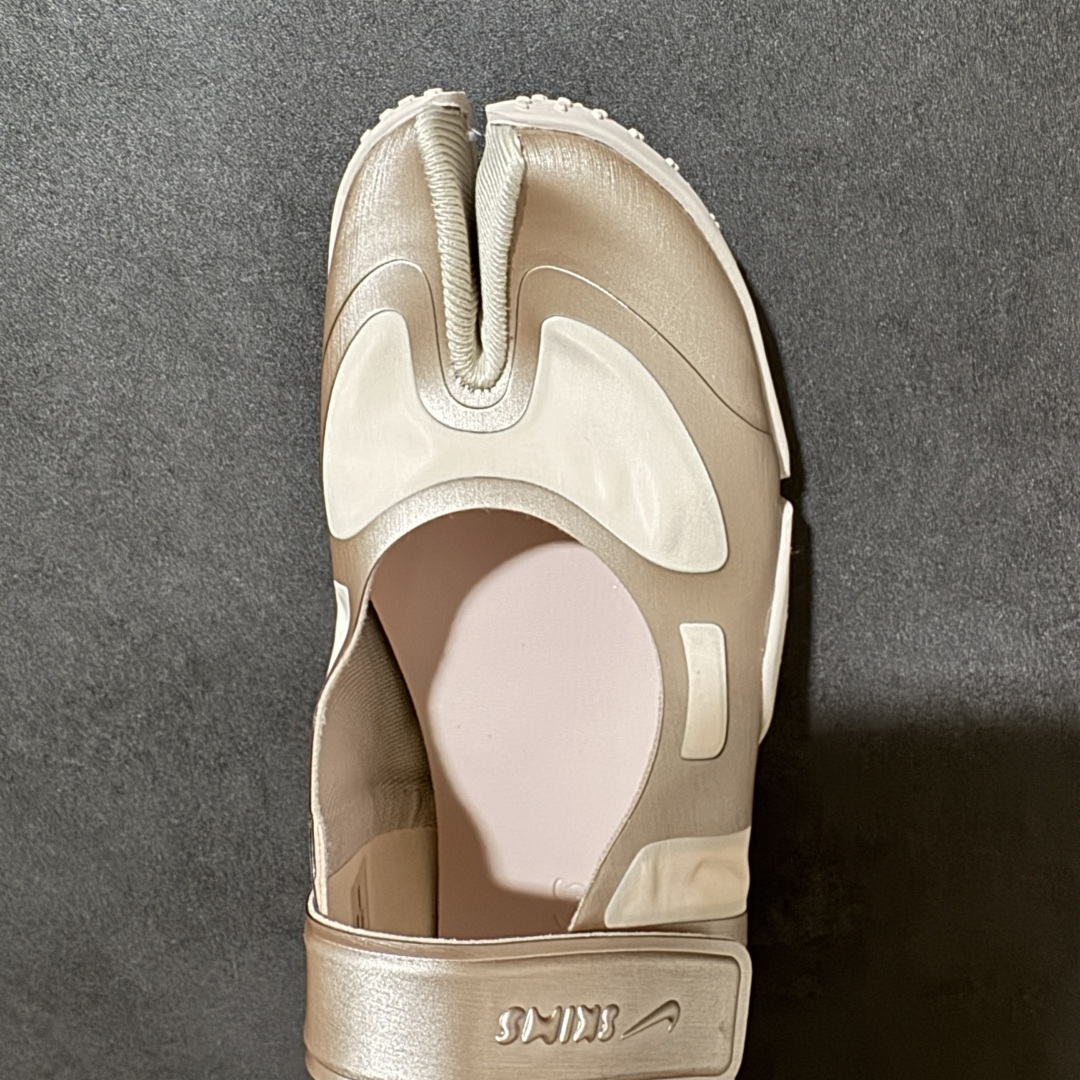 图片[5]-【公司级】Nike x SKIMS推出首双联名鞋 Nike SKIMS Mesh Rift 以Nike Air Rift为基底，也就是有昵称「忍者鞋」的一款分趾鞋，注入SKIMS的极致服贴、如第二层肌肤般的特点，改造为透气网布与麂皮拼接的轻薄鞋面，无缝无痕的圆润边角、流线线条，使脚型显得修长，格外优雅！鞋底部分也变得更薄更贴脚、贴地，满满的S Logo布满鞋底则是个可爱的小细节。 尺码：36-40-选品中心