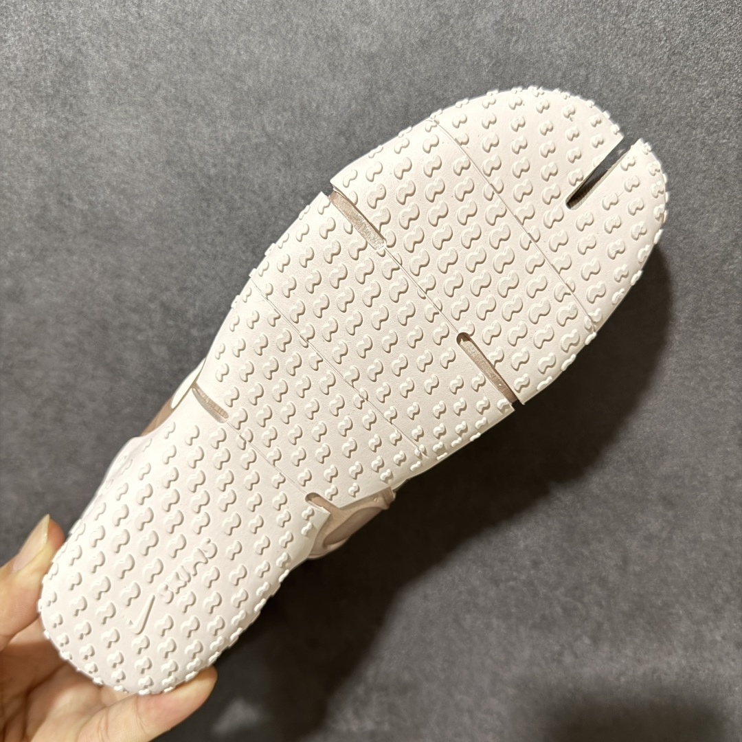 图片[9]-【公司级】Nike x SKIMS推出首双联名鞋 Nike SKIMS Mesh Rift 以Nike Air Rift为基底，也就是有昵称「忍者鞋」的一款分趾鞋，注入SKIMS的极致服贴、如第二层肌肤般的特点，改造为透气网布与麂皮拼接的轻薄鞋面，无缝无痕的圆润边角、流线线条，使脚型显得修长，格外优雅！鞋底部分也变得更薄更贴脚、贴地，满满的S Logo布满鞋底则是个可爱的小细节。 尺码：36-40-选品中心