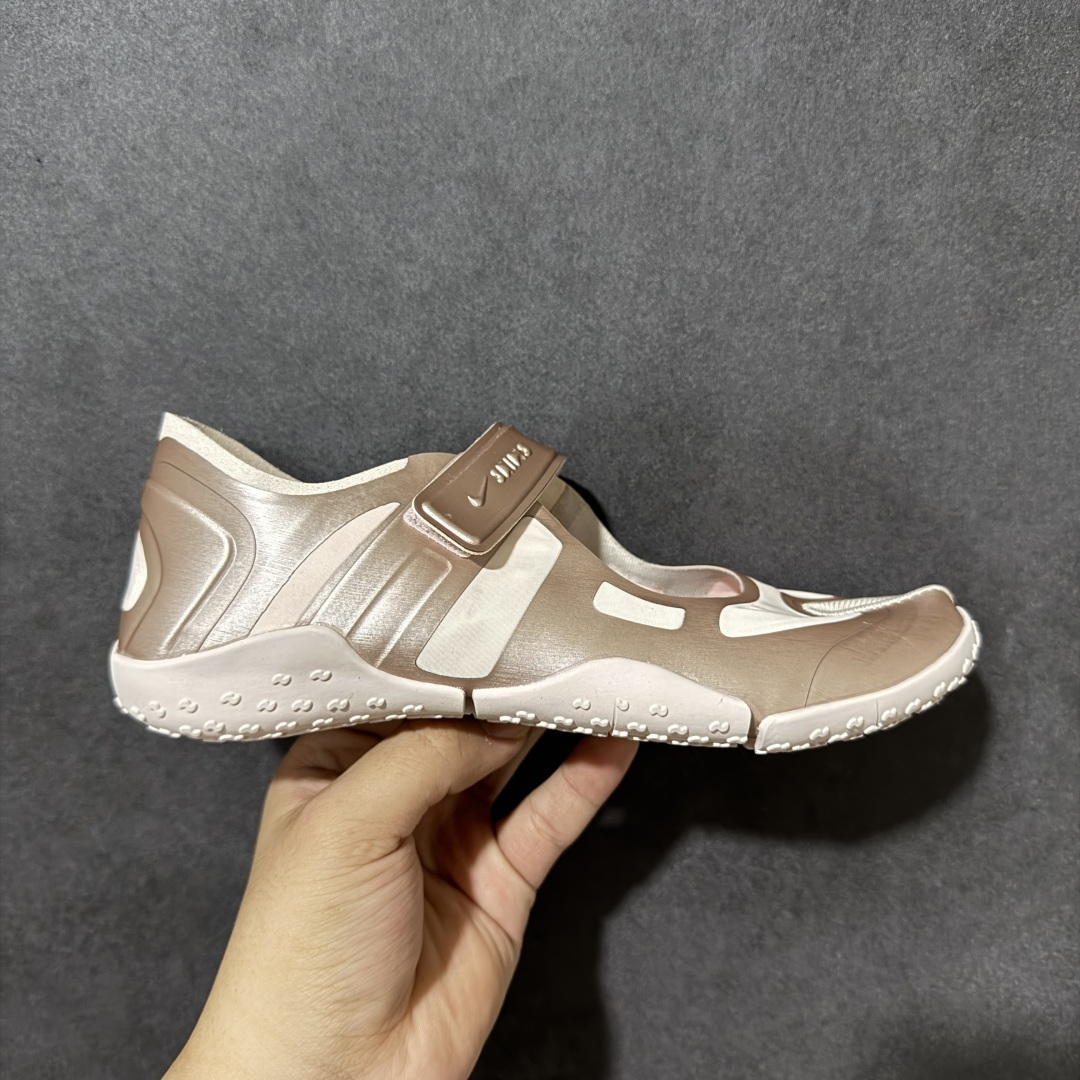 【公司级】Nike x SKIMS推出首双联名鞋 Nike SKIMS Mesh Rift 以Nike Air Rift为基底,也就是有昵称「忍者鞋」的一款分趾鞋,注入SKIMS的极致服贴、如第二层肌肤般的特点,改造为透气网布与麂皮拼接的轻薄鞋面,无缝无痕的圆润边角、流线线条,使脚型显得修长,格外优雅!鞋底部分也变得更薄更贴脚、贴地,满满的S Logo布满鞋底则是个可爱的小细节。 尺码:36-40-选品中心