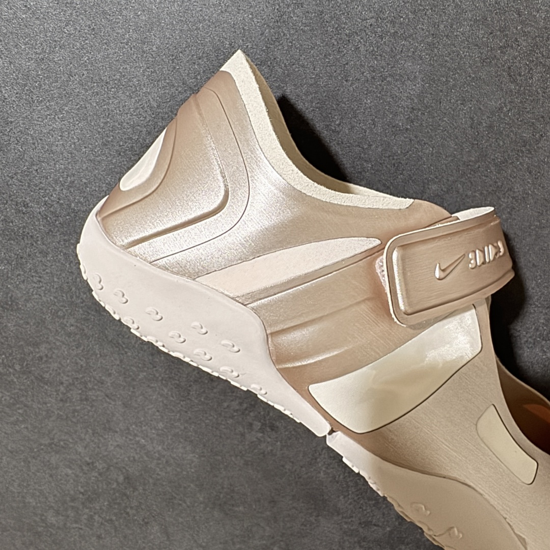 图片[7]-【公司级】Nike x SKIMS推出首双联名鞋 Nike SKIMS Mesh Rift 以Nike Air Rift为基底，也就是有昵称「忍者鞋」的一款分趾鞋，注入SKIMS的极致服贴、如第二层肌肤般的特点，改造为透气网布与麂皮拼接的轻薄鞋面，无缝无痕的圆润边角、流线线条，使脚型显得修长，格外优雅！鞋底部分也变得更薄更贴脚、贴地，满满的S Logo布满鞋底则是个可爱的小细节。 尺码：36-40-选品中心