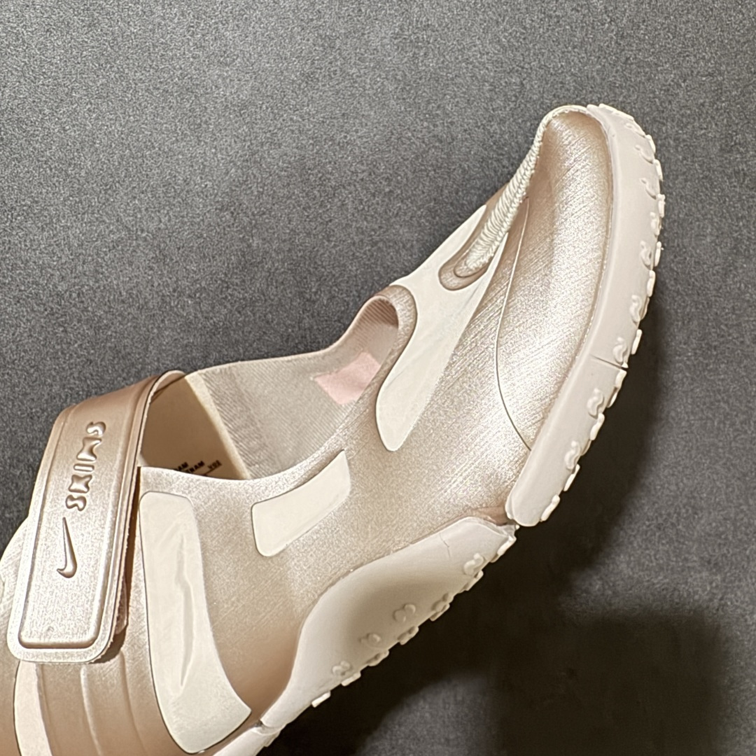 图片[8]-【公司级】Nike x SKIMS推出首双联名鞋 Nike SKIMS Mesh Rift 以Nike Air Rift为基底，也就是有昵称「忍者鞋」的一款分趾鞋，注入SKIMS的极致服贴、如第二层肌肤般的特点，改造为透气网布与麂皮拼接的轻薄鞋面，无缝无痕的圆润边角、流线线条，使脚型显得修长，格外优雅！鞋底部分也变得更薄更贴脚、贴地，满满的S Logo布满鞋底则是个可爱的小细节。 尺码：36-40-选品中心