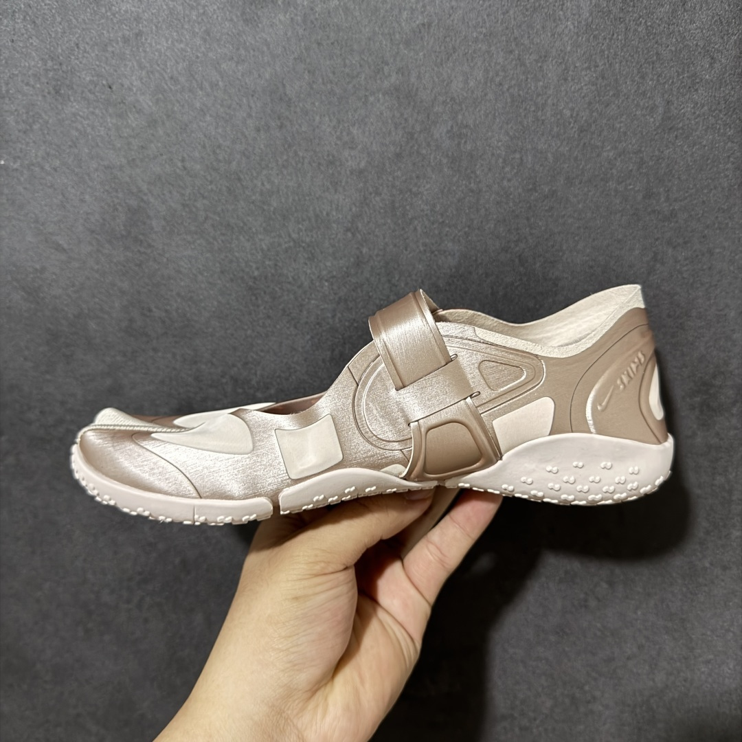 图片[2]-【公司级】Nike x SKIMS推出首双联名鞋 Nike SKIMS Mesh Rift 以Nike Air Rift为基底，也就是有昵称「忍者鞋」的一款分趾鞋，注入SKIMS的极致服贴、如第二层肌肤般的特点，改造为透气网布与麂皮拼接的轻薄鞋面，无缝无痕的圆润边角、流线线条，使脚型显得修长，格外优雅！鞋底部分也变得更薄更贴脚、贴地，满满的S Logo布满鞋底则是个可爱的小细节。 尺码：36-40-选品中心