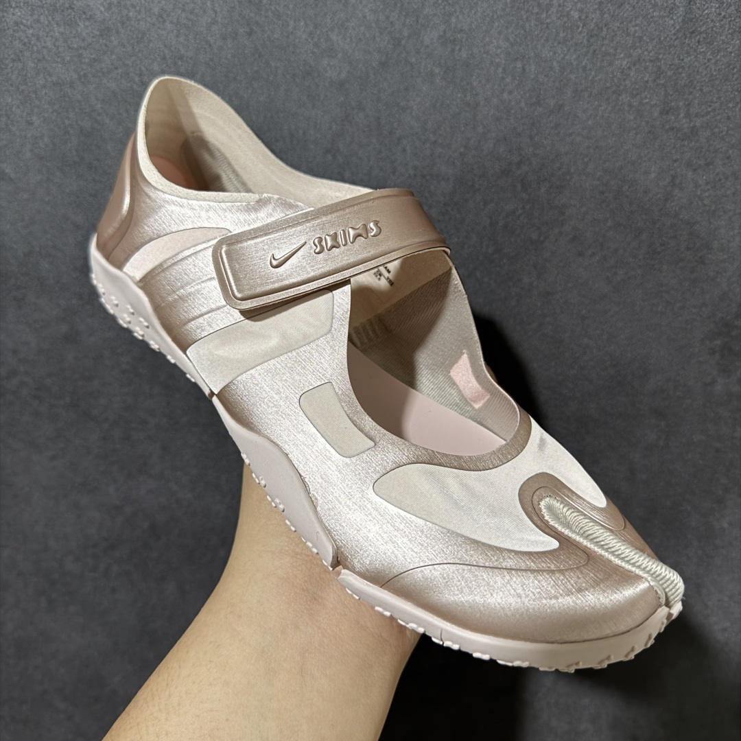 图片[3]-【公司级】Nike x SKIMS推出首双联名鞋 Nike SKIMS Mesh Rift 以Nike Air Rift为基底，也就是有昵称「忍者鞋」的一款分趾鞋，注入SKIMS的极致服贴、如第二层肌肤般的特点，改造为透气网布与麂皮拼接的轻薄鞋面，无缝无痕的圆润边角、流线线条，使脚型显得修长，格外优雅！鞋底部分也变得更薄更贴脚、贴地，满满的S Logo布满鞋底则是个可爱的小细节。 尺码：36-40-选品中心