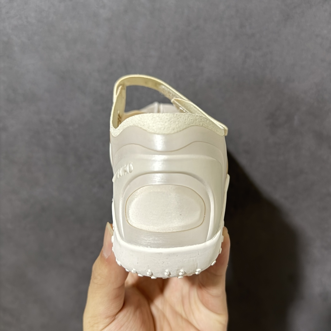 图片[4]-【公司级】Nike x SKIMS推出首双联名鞋 Nike SKIMS Mesh Rift 以Nike Air Rift为基底，也就是有昵称「忍者鞋」的一款分趾鞋，注入SKIMS的极致服贴、如第二层肌肤般的特点，改造为透气网布与麂皮拼接的轻薄鞋面，无缝无痕的圆润边角、流线线条，使脚型显得修长，格外优雅！鞋底部分也变得更薄更贴脚、贴地，满满的S Logo布满鞋底则是个可爱的小细节。 尺码：36-40-选品中心