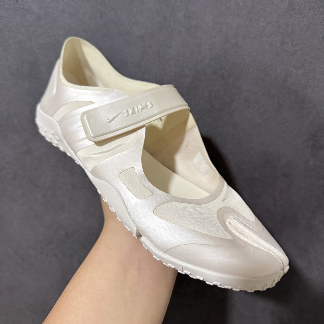 图片[2]-【公司级】Nike x SKIMS推出首双联名鞋 Nike SKIMS Mesh Rift 以Nike Air Rift为基底，也就是有昵称「忍者鞋」的一款分趾鞋，注入SKIMS的极致服贴、如第二层肌肤般的特点，改造为透气网布与麂皮拼接的轻薄鞋面，无缝无痕的圆润边角、流线线条，使脚型显得修长，格外优雅！鞋底部分也变得更薄更贴脚、贴地，满满的S Logo布满鞋底则是个可爱的小细节。 尺码：36-40-选品中心