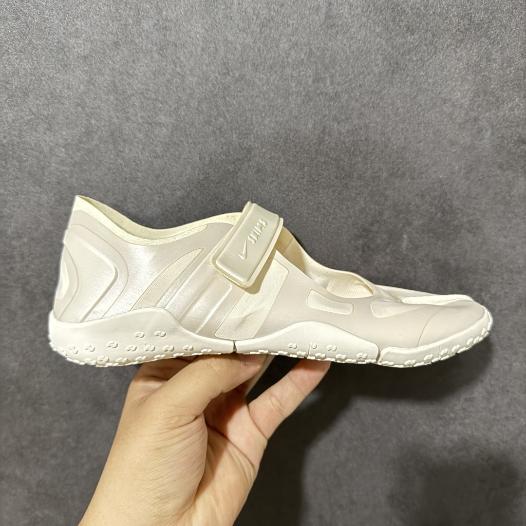 【公司级】Nike x SKIMS推出首双联名鞋 Nike SKIMS Mesh Rift 以Nike Air Rift为基底,也就是有昵称「忍者鞋」的一款分趾鞋,注入SKIMS的极致服贴、如第二层肌肤般的特点,改造为透气网布与麂皮拼接的轻薄鞋面,无缝无痕的圆润边角、流线线条,使脚型显得修长,格外优雅!鞋底部分也变得更薄更贴脚、贴地,满满的S Logo布满鞋底则是个可爱的小细节。 尺码:36-40-选品中心