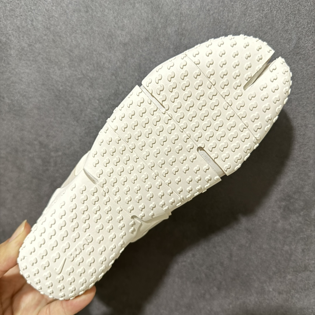 图片[8]-【公司级】Nike x SKIMS推出首双联名鞋 Nike SKIMS Mesh Rift 以Nike Air Rift为基底，也就是有昵称「忍者鞋」的一款分趾鞋，注入SKIMS的极致服贴、如第二层肌肤般的特点，改造为透气网布与麂皮拼接的轻薄鞋面，无缝无痕的圆润边角、流线线条，使脚型显得修长，格外优雅！鞋底部分也变得更薄更贴脚、贴地，满满的S Logo布满鞋底则是个可爱的小细节。 尺码：36-40-选品中心