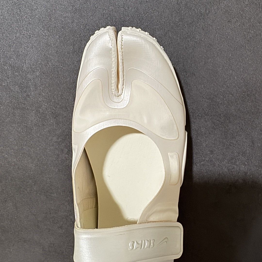 图片[3]-【公司级】Nike x SKIMS推出首双联名鞋 Nike SKIMS Mesh Rift 以Nike Air Rift为基底，也就是有昵称「忍者鞋」的一款分趾鞋，注入SKIMS的极致服贴、如第二层肌肤般的特点，改造为透气网布与麂皮拼接的轻薄鞋面，无缝无痕的圆润边角、流线线条，使脚型显得修长，格外优雅！鞋底部分也变得更薄更贴脚、贴地，满满的S Logo布满鞋底则是个可爱的小细节。 尺码：36-40-选品中心