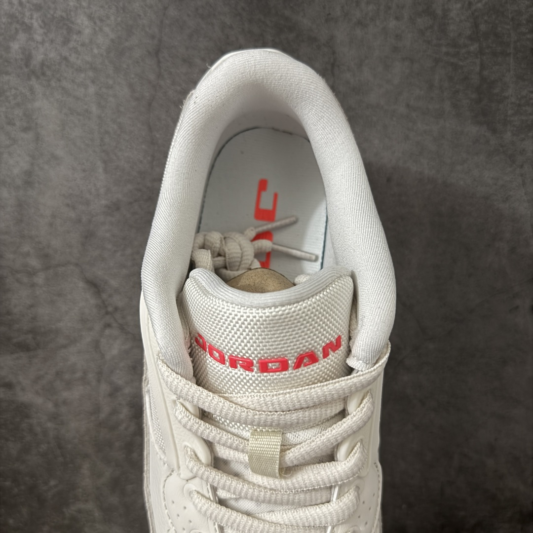 图片[8]-【纯原N版】Air Jordan aj3 Ultra Low 低帮 白红 乔丹篮球鞋系列 专业aj大厂出品 细节材料区别通货 清洁度到位 完美版型 鞋款大面积采用米白与奶油色为主调，营造出柔和且高级的视觉基底，辅以浅灰与淡卡其的过渡层次，让结构更显立体却不张扬。前掌标志性的经典大象爆裂纹则以偏暖的灰褐色呈现，更显低调细腻，与外底的浅棕色相呼应。后跟处半透明灰色气垫结构增加了一丝现代感，而鞋舌细节点缀的蓝色Jordan字样成为整双鞋中少有的跳色，为整体温和配色注入一抹恰到好处的活力。后跟处Jumpman Logo及Air以蓝色装扮，鞋头迷你Jumpxman Logo也辅以蓝色示人，最后以白黑双色中底搭配灰蓝色橡胶外底及Jordann字样完善整体设计收尾 货号：II3794-001 尺码：36 36.5 37.5 38 38.5 39 40 40.5 41 42 42.5 43 44 44.5 45-选品中心