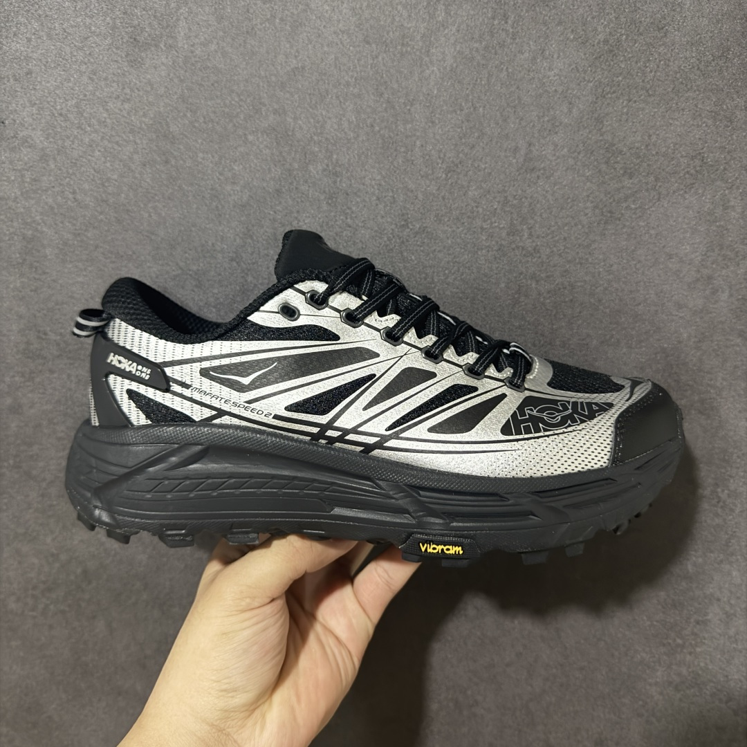 【公司级】Hoka Mafate Speed 2 马法特二代超轻厚底轻量山地跑步鞋 1126851 BKSV  #轻量化材料Fresh Foam。超轻量中底全部用料过3C认证！ 滚动平衡科技减少33%能量消耗 ！第二代Mafate更是延续精髓设计，并调整了整体的鞋型，修身的鞋型，更加灵巧的感觉一下子来了。外底韧弹感十足的EVA泡绵，结合Vibram橡胶大底，性能稳定输出，无论是平时穿着还是在潮湿的梅雨季节跑步，都是非常优秀的搭配。  尺码：36 36.5 37 38 38.5 39 40 40.5 41 42 42.5 43 44 45-选品中心