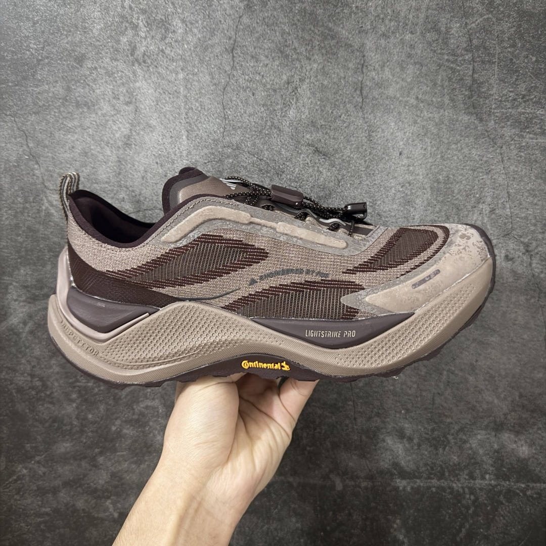 【纯原版】adidas HOLO PEAK 舒适贴合 户外越野跑鞋 男女同款 KI1522 顶级纯原 原鞋私模1：1开发 抽绳绑带设计，黑武士款机能感拉满，Lightstrike Pro中底踩出硬核气场，暗黑美学直接封神；黑武士款通透网面+流线型设计，清爽又轻盈，穿搭脚感全拿捏；大地咖款复古氛围感拉满，马牌大底防滑耐磨，抓地力超稳，软弹中底适合长时间步行越野不累脚，超高颜值 百搭各种风格！ 尺码：36-45含半码-选品中心
