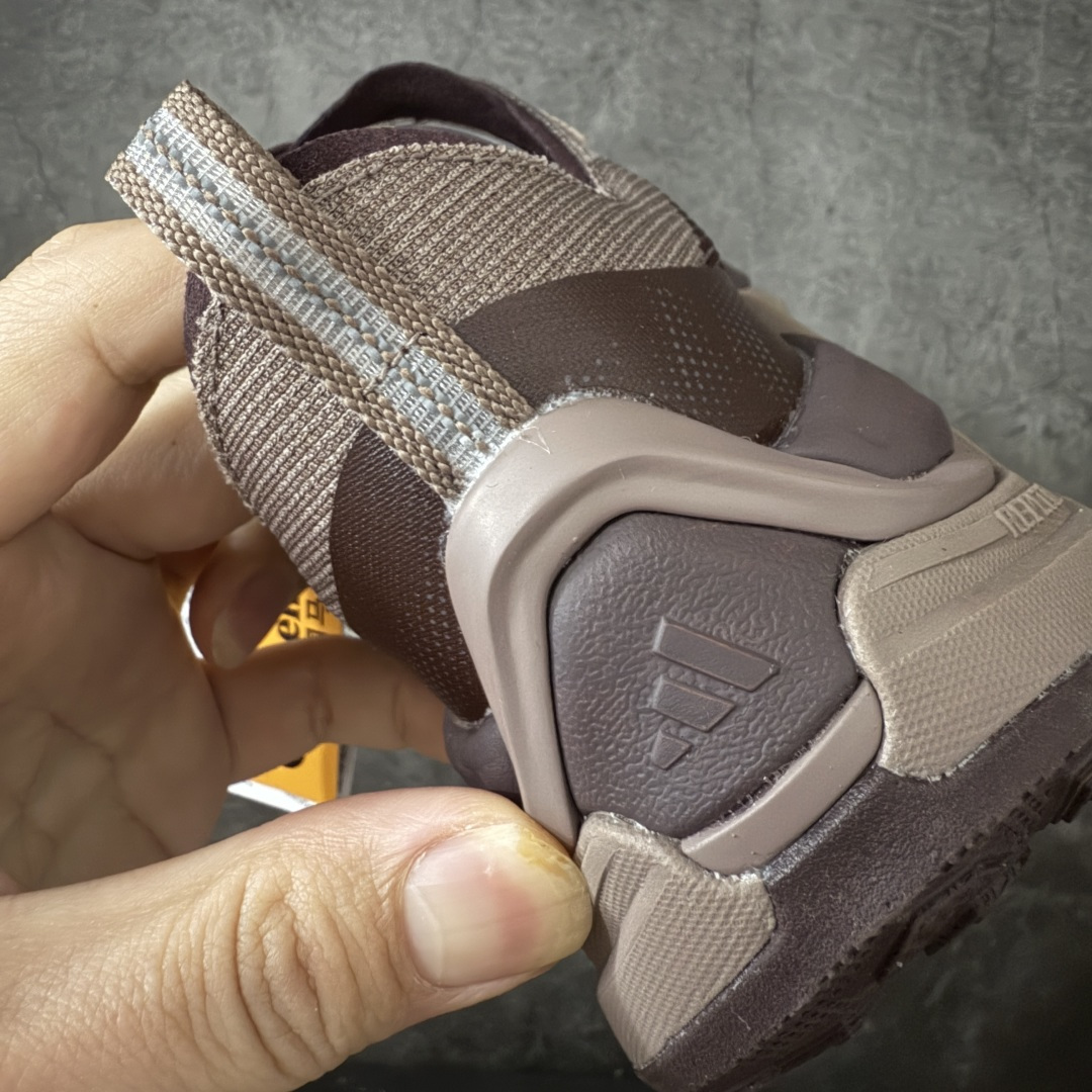 图片[2]-【纯原版】adidas HOLO PEAK 舒适贴合 户外越野跑鞋 男女同款 KK2240 顶级纯原 原鞋私模1：1开发 抽绳绑带设计，黑武士款机能感拉满，Lightstrike Pro中底踩出硬核气场，暗黑美学直接封神；黑武士款通透网面+流线型设计，清爽又轻盈，穿搭脚感全拿捏；大地咖款复古氛围感拉满，马牌大底防滑耐磨，抓地力超稳，软弹中底适合长时间步行越野不累脚，超高颜值 百搭各种风格！ 尺码：36-45含半码-选品中心