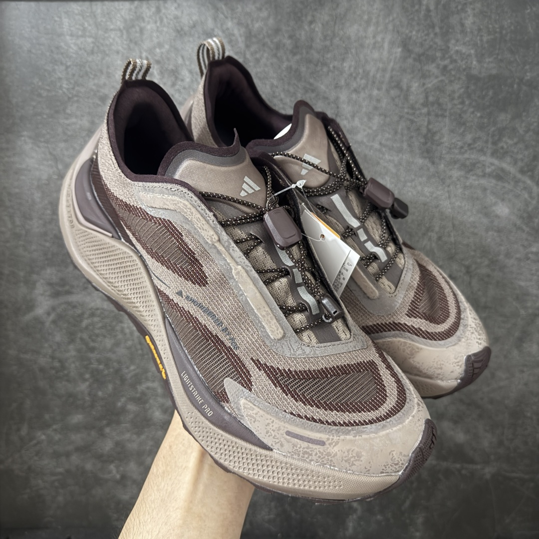 【纯原版】adidas HOLO PEAK 舒适贴合 户外越野跑鞋 男女同款 KK2240 顶级纯原 原鞋私模1：1开发 抽绳绑带设计，黑武士款机能感拉满，Lightstrike Pro中底踩出硬核气场，暗黑美学直接封神；黑武士款通透网面+流线型设计，清爽又轻盈，穿搭脚感全拿捏；大地咖款复古氛围感拉满，马牌大底防滑耐磨，抓地力超稳，软弹中底适合长时间步行越野不累脚，超高颜值 百搭各种风格！ 尺码：36-45含半码-选品中心