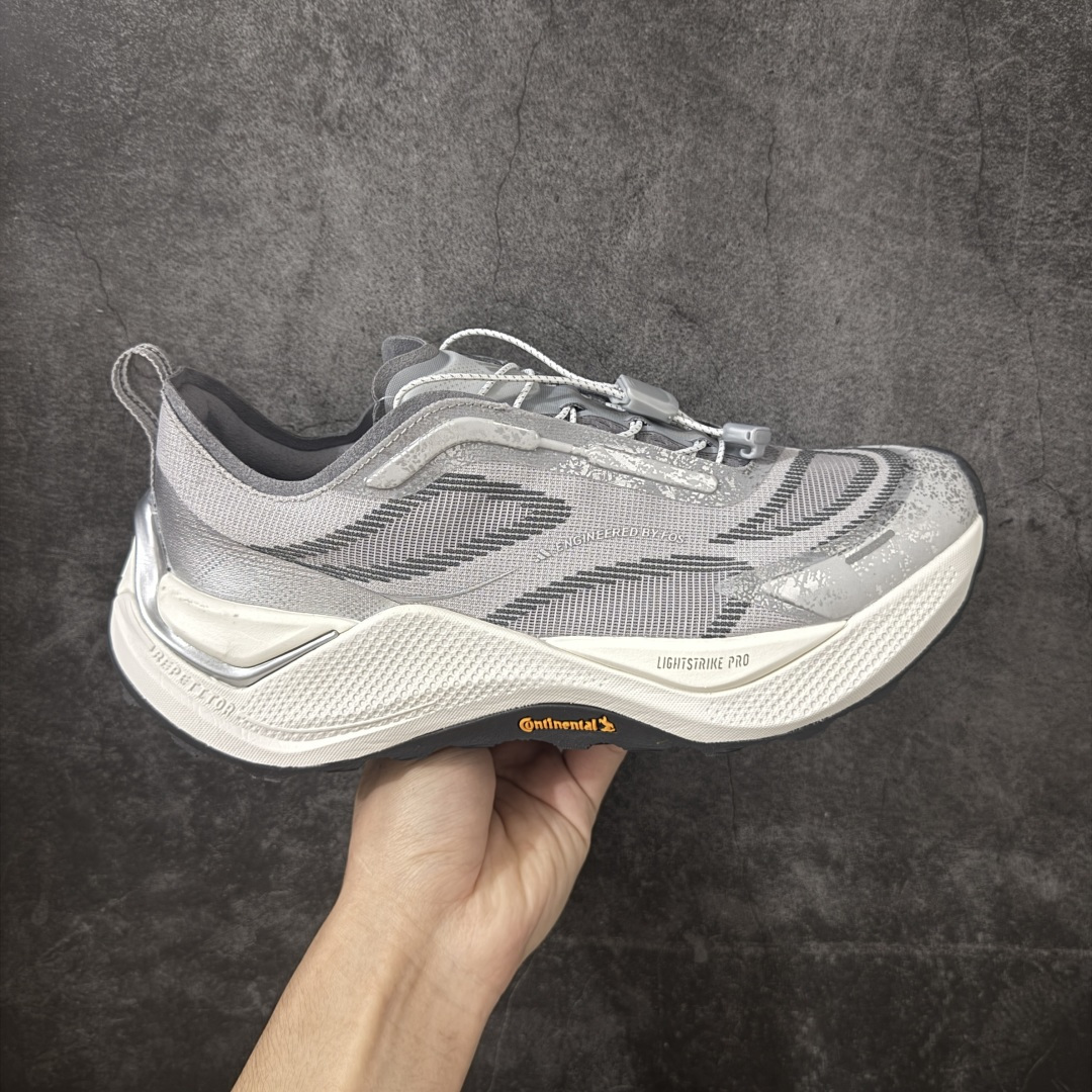【纯原版】adidas HOLO PEAK 舒适贴合 户外越野跑鞋 男女同款 KK2240 顶级纯原 原鞋私模1：1开发 抽绳绑带设计，黑武士款机能感拉满，Lightstrike Pro中底踩出硬核气场，暗黑美学直接封神；黑武士款通透网面+流线型设计，清爽又轻盈，穿搭脚感全拿捏；大地咖款复古氛围感拉满，马牌大底防滑耐磨，抓地力超稳，软弹中底适合长时间步行越野不累脚，超高颜值 百搭各种风格！ 尺码：36-45含半码-选品中心