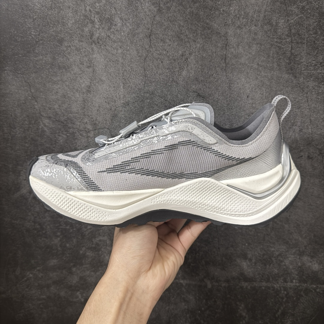 图片[2]-【纯原版】adidas HOLO PEAK 舒适贴合 户外越野跑鞋 男女同款 KK2240 顶级纯原 原鞋私模1：1开发 抽绳绑带设计，黑武士款机能感拉满，Lightstrike Pro中底踩出硬核气场，暗黑美学直接封神；黑武士款通透网面+流线型设计，清爽又轻盈，穿搭脚感全拿捏；大地咖款复古氛围感拉满，马牌大底防滑耐磨，抓地力超稳，软弹中底适合长时间步行越野不累脚，超高颜值 百搭各种风格！ 尺码：36-45含半码-选品中心