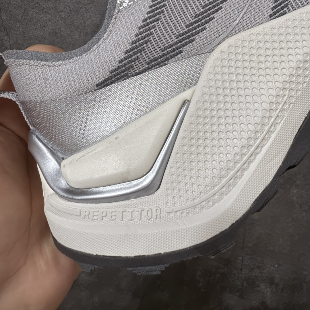 图片[3]-【纯原版】adidas HOLO PEAK 舒适贴合 户外越野跑鞋 男女同款 KK2240 顶级纯原 原鞋私模1：1开发 抽绳绑带设计，黑武士款机能感拉满，Lightstrike Pro中底踩出硬核气场，暗黑美学直接封神；黑武士款通透网面+流线型设计，清爽又轻盈，穿搭脚感全拿捏；大地咖款复古氛围感拉满，马牌大底防滑耐磨，抓地力超稳，软弹中底适合长时间步行越野不累脚，超高颜值 百搭各种风格！ 尺码：36-45含半码-选品中心