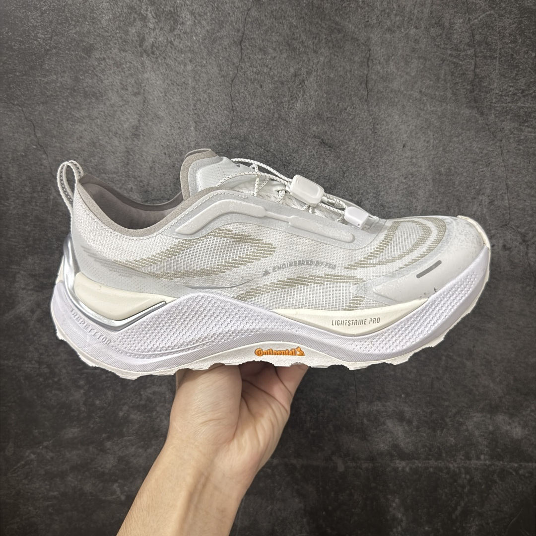 【纯原版】adidas HOLO PEAK 舒适贴合 户外越野跑鞋 男女同款 KI1521 顶级纯原 原鞋私模1：1开发 抽绳绑带设计，黑武士款机能感拉满，Lightstrike Pro中底踩出硬核气场，暗黑美学直接封神；黑武士款通透网面+流线型设计，清爽又轻盈，穿搭脚感全拿捏；大地咖款复古氛围感拉满，马牌大底防滑耐磨，抓地力超稳，软弹中底适合长时间步行越野不累脚，超高颜值 百搭各种风格！ 尺码：36-45含半码-选品中心