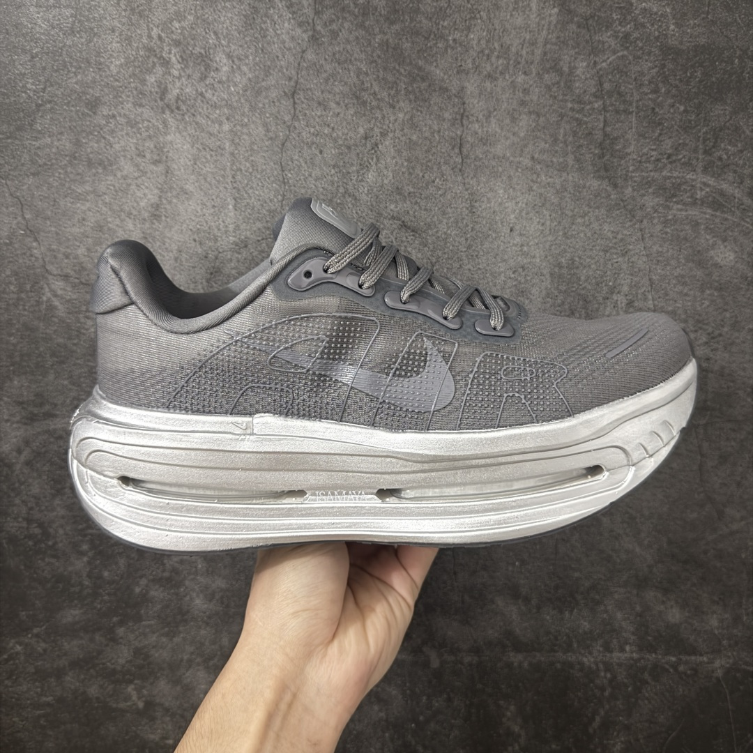 【公司级】Nike × ISAMAYA Vomero Premium 烟灰色 舒适减震防滑 低帮跑步鞋 全掌ReactX泡绵中底 前掌和后跟还配备了Air Zoom气垫单元 据说跑起来更快更舒适哦 这次最大的升级点 首次引入了ReactX泡绵 货号：IR1988-084 尺码：36-46带半码-选品中心