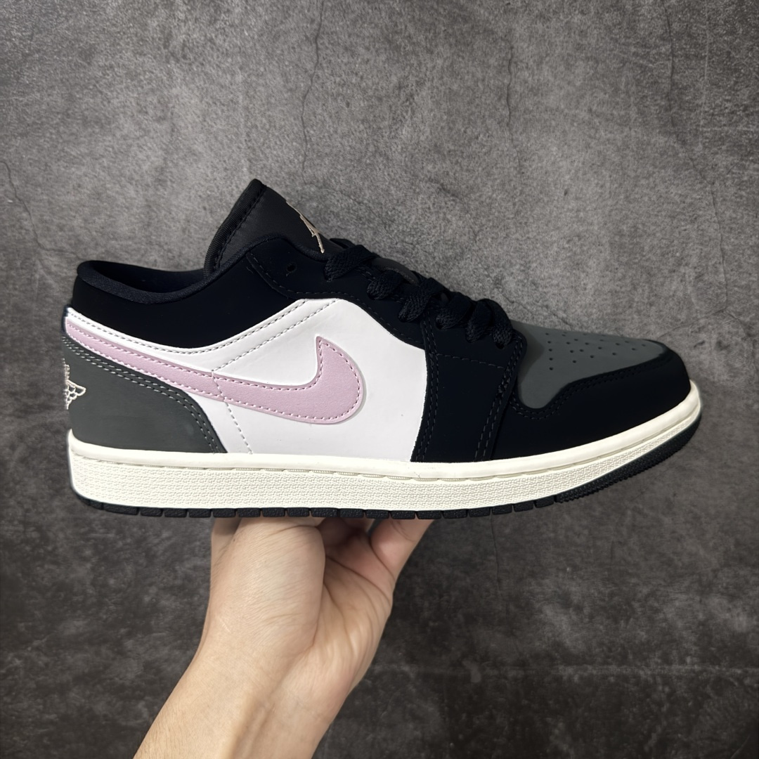 【DT纯原】Air Jordan Low AJ1 乔1灰粉色 低帮文化休闲运动板鞋 II3788-003  市面中低帮最具代表性版本没有之一 口碑大厂出品 品控大底版型不断改良更新 全套原纸板楦头开发 确保原汁原味 完美呈现版型 完美零毛边处理 原厂内置全掌气垫 价格定位良心 平台专用代工流水线出品 一眼公司既视感 拿到手的一瞬间就与众不同 碾压市面所有版本 全部原鞋开发 每一个配色都会采购原鞋确认细节 打破市面看图做货无好货之说 尺码：39-46-选品中心