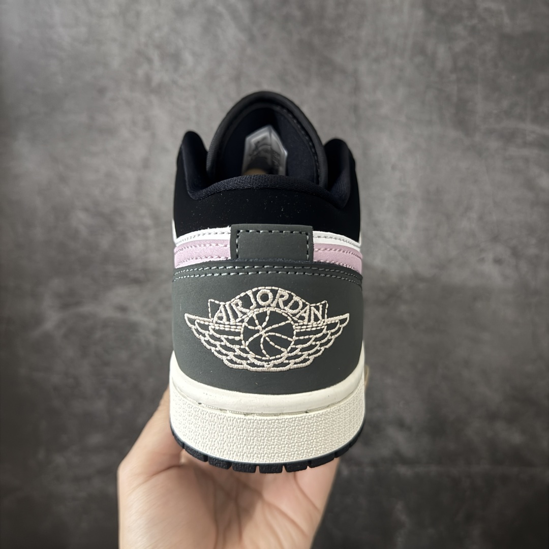 图片[4]-【DT纯原】Air Jordan Low AJ1 乔1灰粉色 低帮文化休闲运动板鞋 II3788-003  市面中低帮最具代表性版本没有之一 口碑大厂出品 品控大底版型不断改良更新 全套原纸板楦头开发 确保原汁原味 完美呈现版型 完美零毛边处理 原厂内置全掌气垫 价格定位良心 平台专用代工流水线出品 一眼公司既视感 拿到手的一瞬间就与众不同 碾压市面所有版本 全部原鞋开发 每一个配色都会采购原鞋确认细节 打破市面看图做货无好货之说 尺码：39-46-选品中心