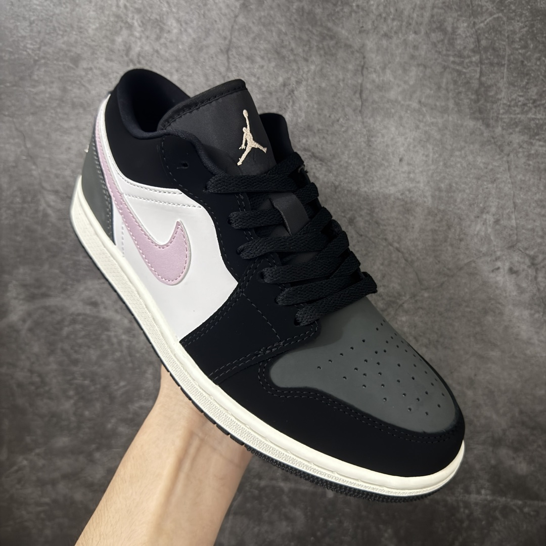 图片[3]-【DT纯原】Air Jordan Low AJ1 乔1灰粉色 低帮文化休闲运动板鞋 II3788-003  市面中低帮最具代表性版本没有之一 口碑大厂出品 品控大底版型不断改良更新 全套原纸板楦头开发 确保原汁原味 完美呈现版型 完美零毛边处理 原厂内置全掌气垫 价格定位良心 平台专用代工流水线出品 一眼公司既视感 拿到手的一瞬间就与众不同 碾压市面所有版本 全部原鞋开发 每一个配色都会采购原鞋确认细节 打破市面看图做货无好货之说 尺码：39-46-选品中心