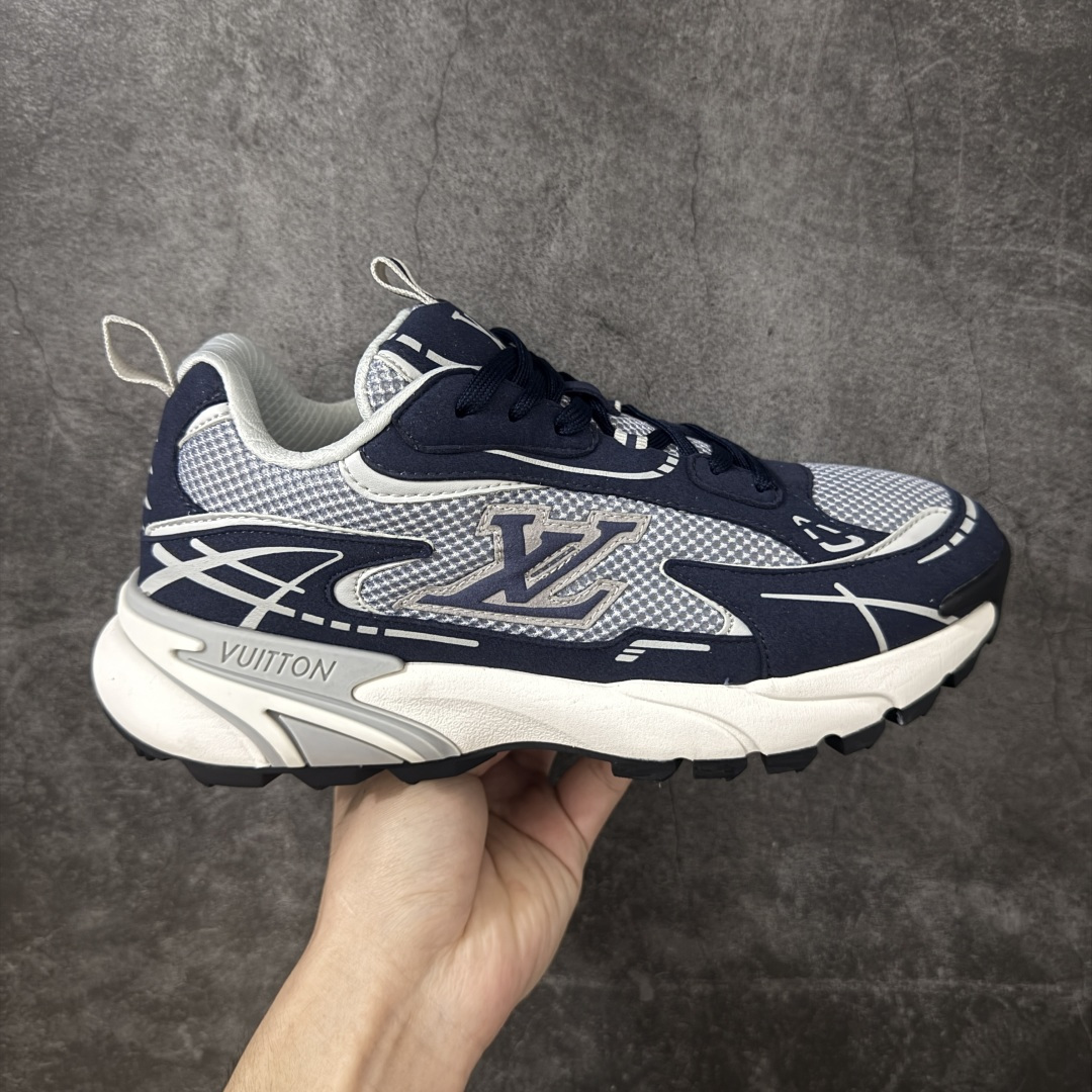 【纯原YH版】LV Tatic系列 休闲 跑步鞋 Lv Tatic Runner 向1990年代的汲取灵感，再掀运动美学新风潮。网眼和科技材质共筑精致鞋面，字母焕现鲜明色彩与动感气息。轻盈回弹的外底带来全天候的舒适穿着体验，更有Vuitton 标识点缀其上配送精美包装 •面料：原版进口绒面皮革+透气网眼 • 内里：原版定制透气网里 • 鞋底：原版开模双色TPU组合底 • 底厚：5CM 尺码：36-46-选品中心