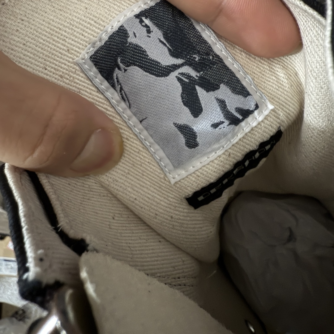图片[6]-【莞产G版】帆布大匡威RO / Rick Owens DRKSHDW 瑞克·欧文斯 大匡威/高帮厚底/ 水洗牛仔帆布 高帮 西瓜头 【皮料】 东莞原厂进口全新2025年新材质““水洗牛仔斜纹帆布” 【鞋带】 鞋带采用水染定织法工艺，高密度之下，透出光泽感！ 【鞋头】软糯，轻轻按压有牛皮细细的纹理质感！ 【鞋底】TPU大底奶香味！硬度、肤感一比一！鞋底logo钢印清晰正确！ 【鞋垫】独家私人开模压印！牛皮贴面，双层复合！ 【尺码】 ：36 37 38 39 40 41 42 43 44 45 46！-选品中心