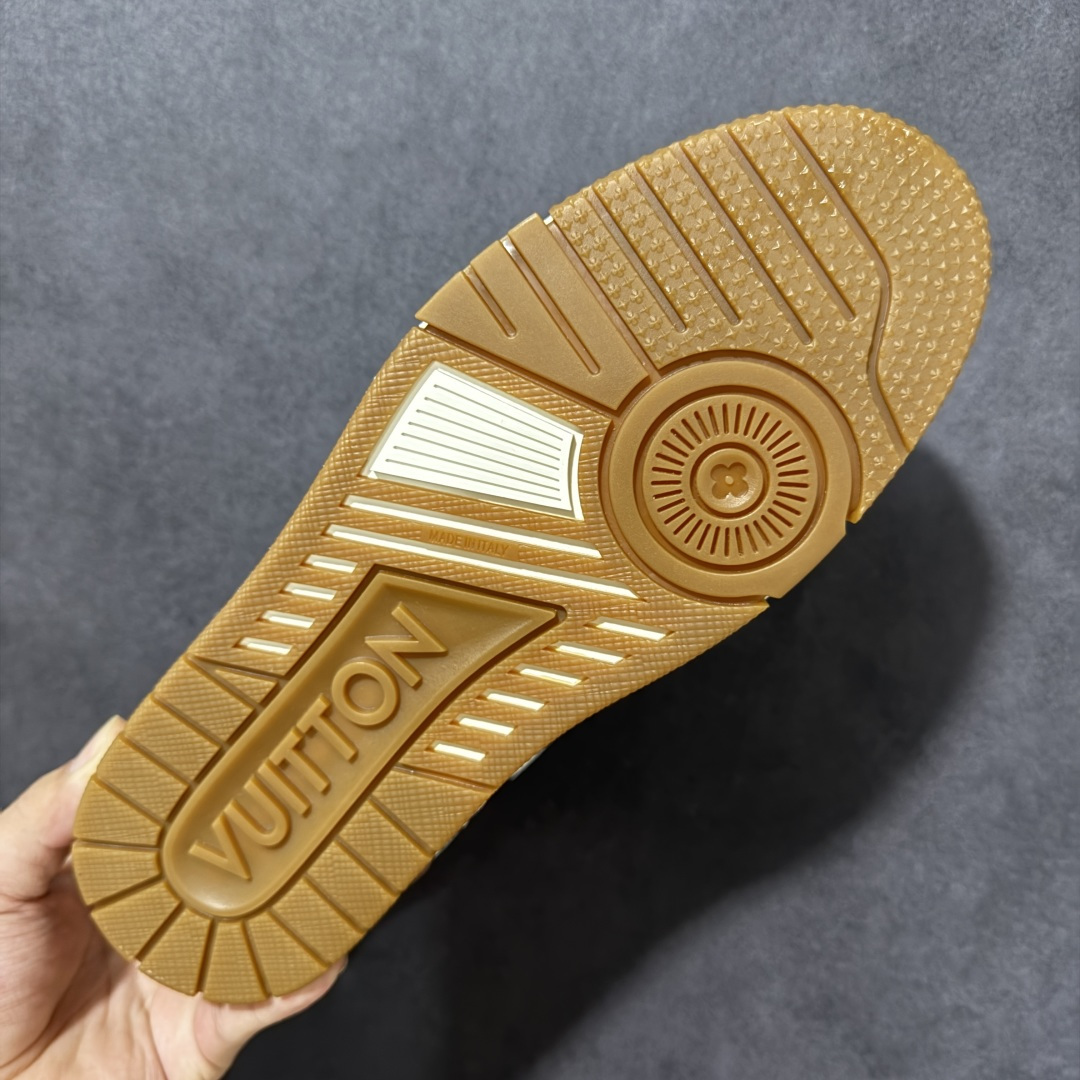图片[9]-【公司级】Louis Vuitton LV Trainer系列高奢运动鞋潮人必备单品 同步ZP官网空胶工艺 挂饰均镶嵌NFC芯片感应装置 正确胶片断点式设计 中底正确还原原版油印字母比例 1：1原楦格板、楦头、刀磨全新升级！ 独家订制顶级压纹麂皮 原版开模TPU大底 质感原版一致 垫脚聚米微料加透气英伦网布 细节完美呈现！ 型号：AE5U3BMI61N460 尺码：39-45-选品中心