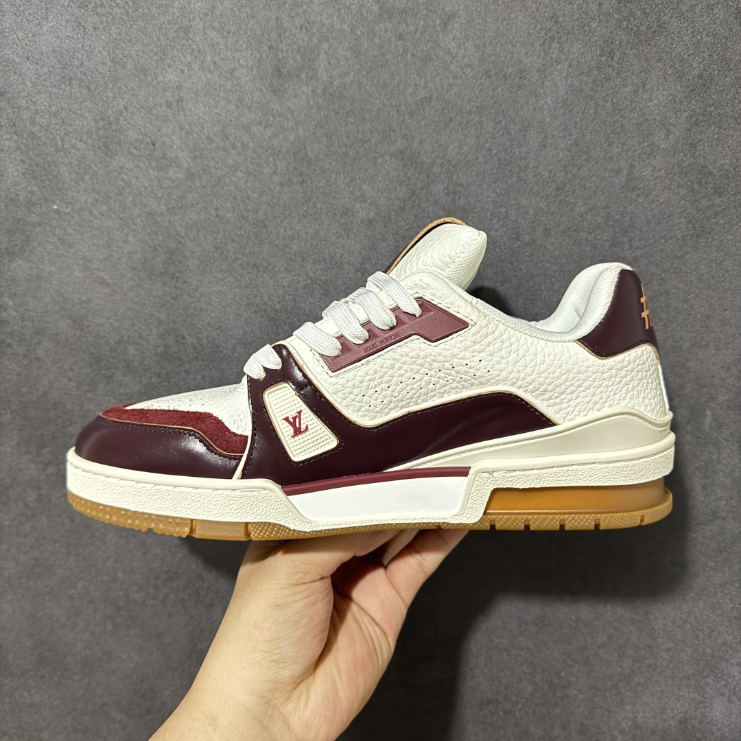 图片[2]-【公司级】Louis Vuitton LV Trainer系列高奢运动鞋潮人必备单品 同步ZP官网空胶工艺 挂饰均镶嵌NFC芯片感应装置 正确胶片断点式设计 中底正确还原原版油印字母比例 1：1原楦格板、楦头、刀磨全新升级！ 独家订制顶级压纹麂皮 原版开模TPU大底 质感原版一致 垫脚聚米微料加透气英伦网布 细节完美呈现！ 型号：AE5U3BMI61N460 尺码：39-45-选品中心