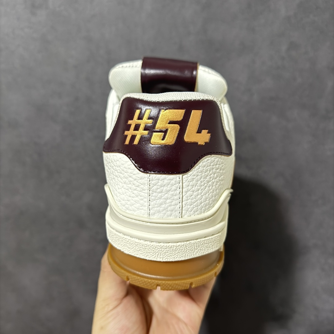 图片[4]-【公司级】Louis Vuitton LV Trainer系列高奢运动鞋潮人必备单品 同步ZP官网空胶工艺 挂饰均镶嵌NFC芯片感应装置 正确胶片断点式设计 中底正确还原原版油印字母比例 1：1原楦格板、楦头、刀磨全新升级！ 独家订制顶级压纹麂皮 原版开模TPU大底 质感原版一致 垫脚聚米微料加透气英伦网布 细节完美呈现！ 型号：AE5U3BMI61N460 尺码：39-45-选品中心
