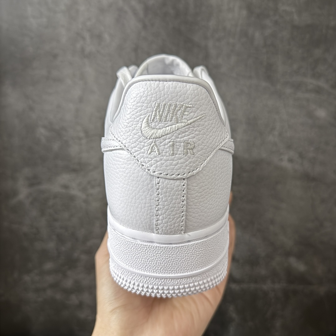 图片[4]-【GX纯原】Nocta x NK Air Force 1 Low \’07 空军一号低帮经典板鞋 克罗心Drake 联名 CZ8065-100 顶级空军 皮料质感可媲美原版 细节吊打市场其他代号版本 全鞋电脑针车 工整有序 原厂港宝加持完美还原灵魂版型 原盒原配从里到外百分百还原 原厂全头层原厂皮料 原标原盒 内置Sole气垫 中底白色背胶 中底划线 已经无限的接近公司 原厂楦头 原厂刺绣 后跟弧度修正 正确中底四线防伪 尺码：40 40.5 41 42 42.5 43 44 44.5 45 46 47.5 48.5-选品中心