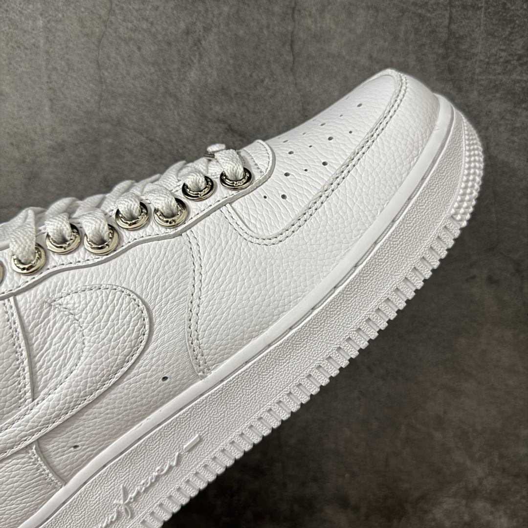 图片[6]-【GX纯原】Nocta x NK Air Force 1 Low \’07 空军一号低帮经典板鞋 克罗心Drake 联名 CZ8065-100 顶级空军 皮料质感可媲美原版 细节吊打市场其他代号版本 全鞋电脑针车 工整有序 原厂港宝加持完美还原灵魂版型 原盒原配从里到外百分百还原 原厂全头层原厂皮料 原标原盒 内置Sole气垫 中底白色背胶 中底划线 已经无限的接近公司 原厂楦头 原厂刺绣 后跟弧度修正 正确中底四线防伪 尺码：40 40.5 41 42 42.5 43 44 44.5 45 46 47.5 48.5-选品中心