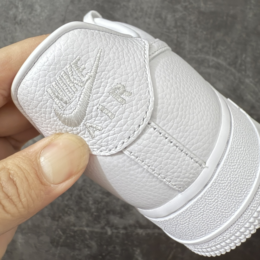 图片[2]-【GX纯原】Nocta x NK Air Force 1 Low \’07 空军一号低帮经典板鞋 克罗心Drake 联名 CZ8065-100 顶级空军 皮料质感可媲美原版 细节吊打市场其他代号版本 全鞋电脑针车 工整有序 原厂港宝加持完美还原灵魂版型 原盒原配从里到外百分百还原 原厂全头层原厂皮料 原标原盒 内置Sole气垫 中底白色背胶 中底划线 已经无限的接近公司 原厂楦头 原厂刺绣 后跟弧度修正 正确中底四线防伪 尺码：40 40.5 41 42 42.5 43 44 44.5 45 46 47.5 48.5-选品中心