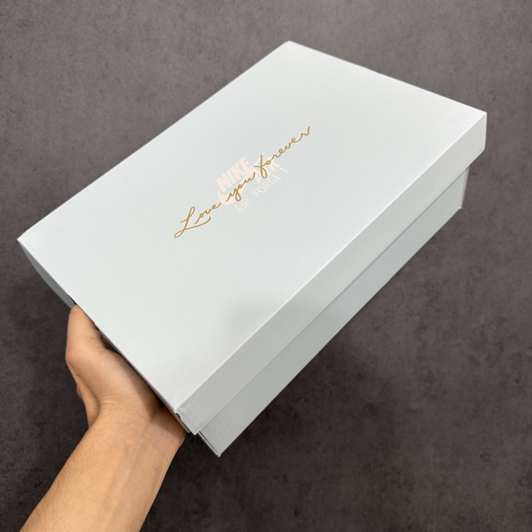 图片[12]-【GX纯原】Nocta x NK Air Force 1 Low \’07 空军一号低帮经典板鞋 克罗心Drake 联名 CZ8065-100 顶级空军 皮料质感可媲美原版 细节吊打市场其他代号版本 全鞋电脑针车 工整有序 原厂港宝加持完美还原灵魂版型 原盒原配从里到外百分百还原 原厂全头层原厂皮料 原标原盒 内置Sole气垫 中底白色背胶 中底划线 已经无限的接近公司 原厂楦头 原厂刺绣 后跟弧度修正 正确中底四线防伪 尺码：40 40.5 41 42 42.5 43 44 44.5 45 46 47.5 48.5-选品中心