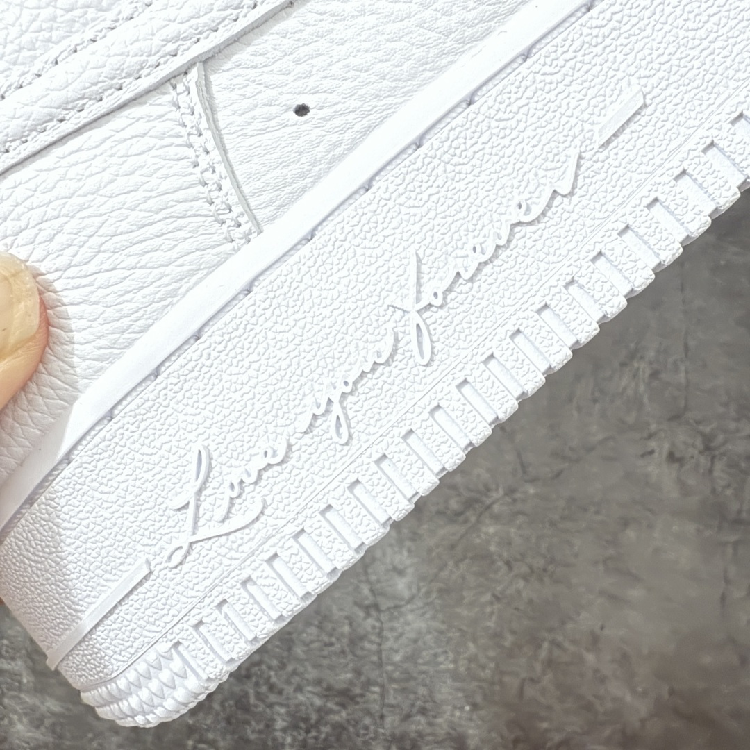 图片[3]-【GX纯原】Nocta x NK Air Force 1 Low \’07 空军一号低帮经典板鞋 克罗心Drake 联名 CZ8065-100 顶级空军 皮料质感可媲美原版 细节吊打市场其他代号版本 全鞋电脑针车 工整有序 原厂港宝加持完美还原灵魂版型 原盒原配从里到外百分百还原 原厂全头层原厂皮料 原标原盒 内置Sole气垫 中底白色背胶 中底划线 已经无限的接近公司 原厂楦头 原厂刺绣 后跟弧度修正 正确中底四线防伪 尺码：40 40.5 41 42 42.5 43 44 44.5 45 46 47.5 48.5-选品中心